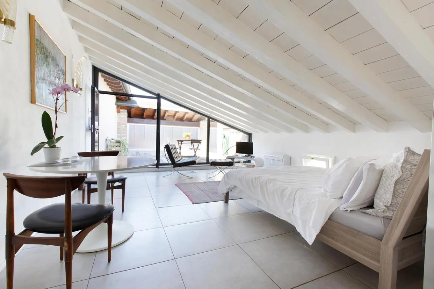 Photo of the whole room, Bed in San Clemente