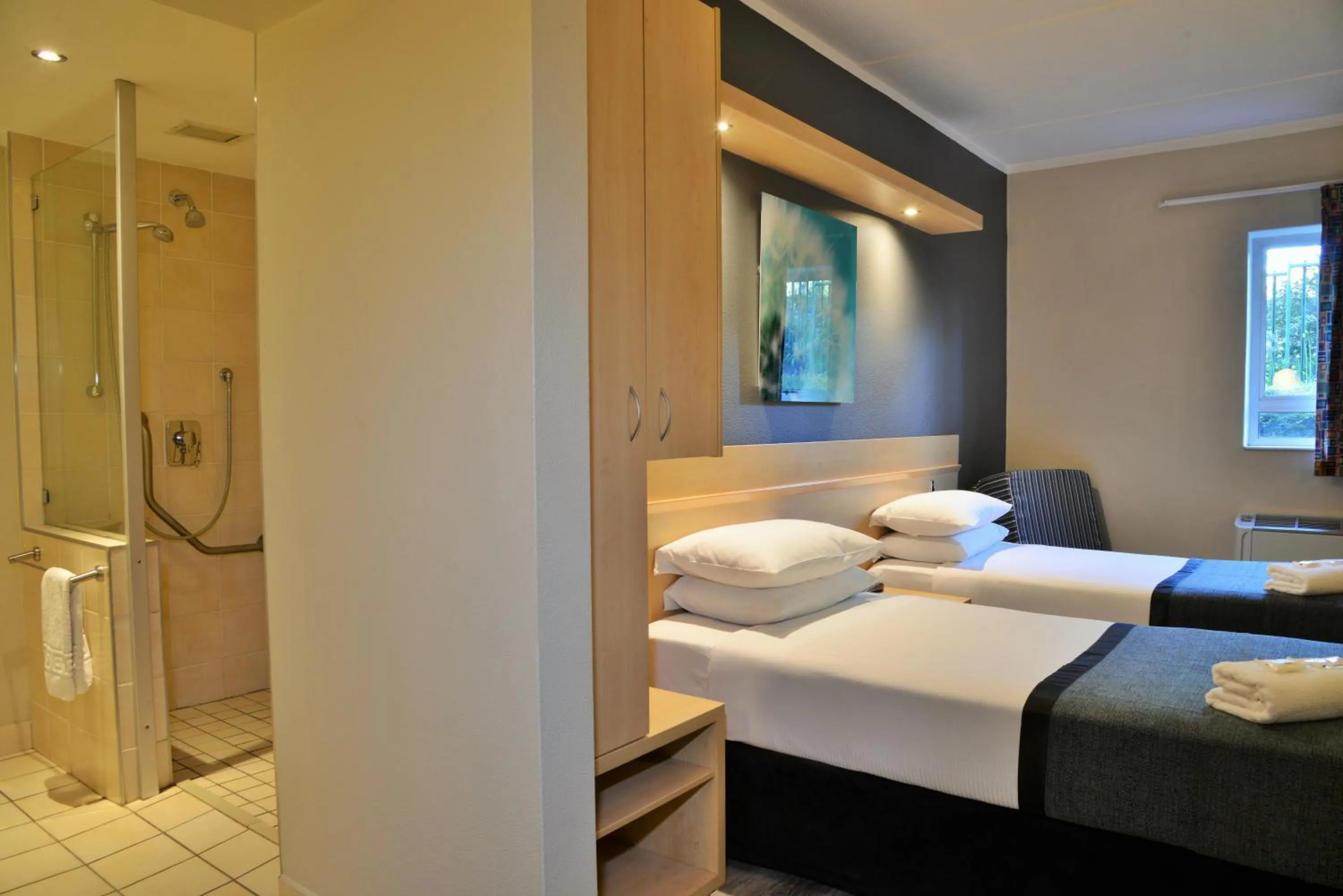 Property building, Bed in Road Lodge Rivonia