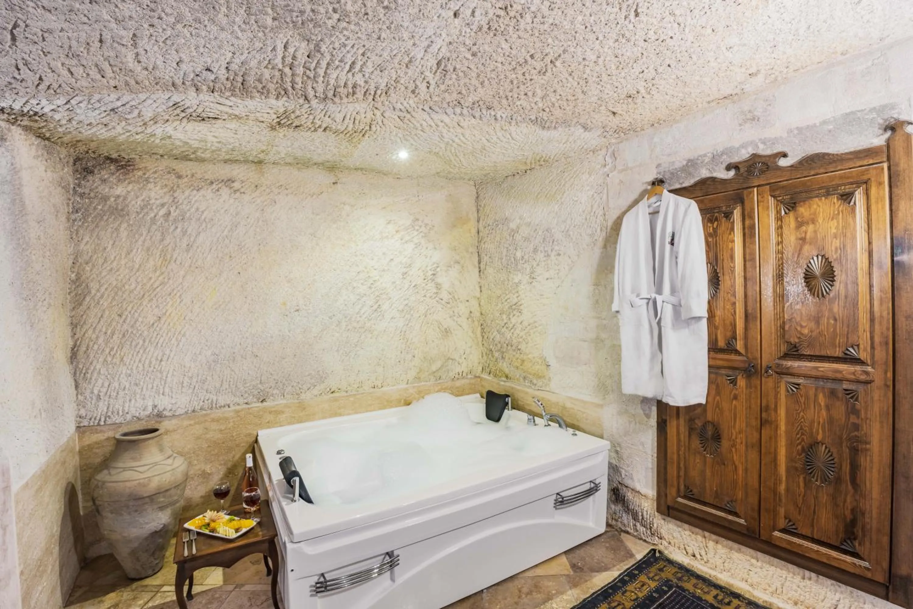 Hot Tub in Phocas Cave Suites