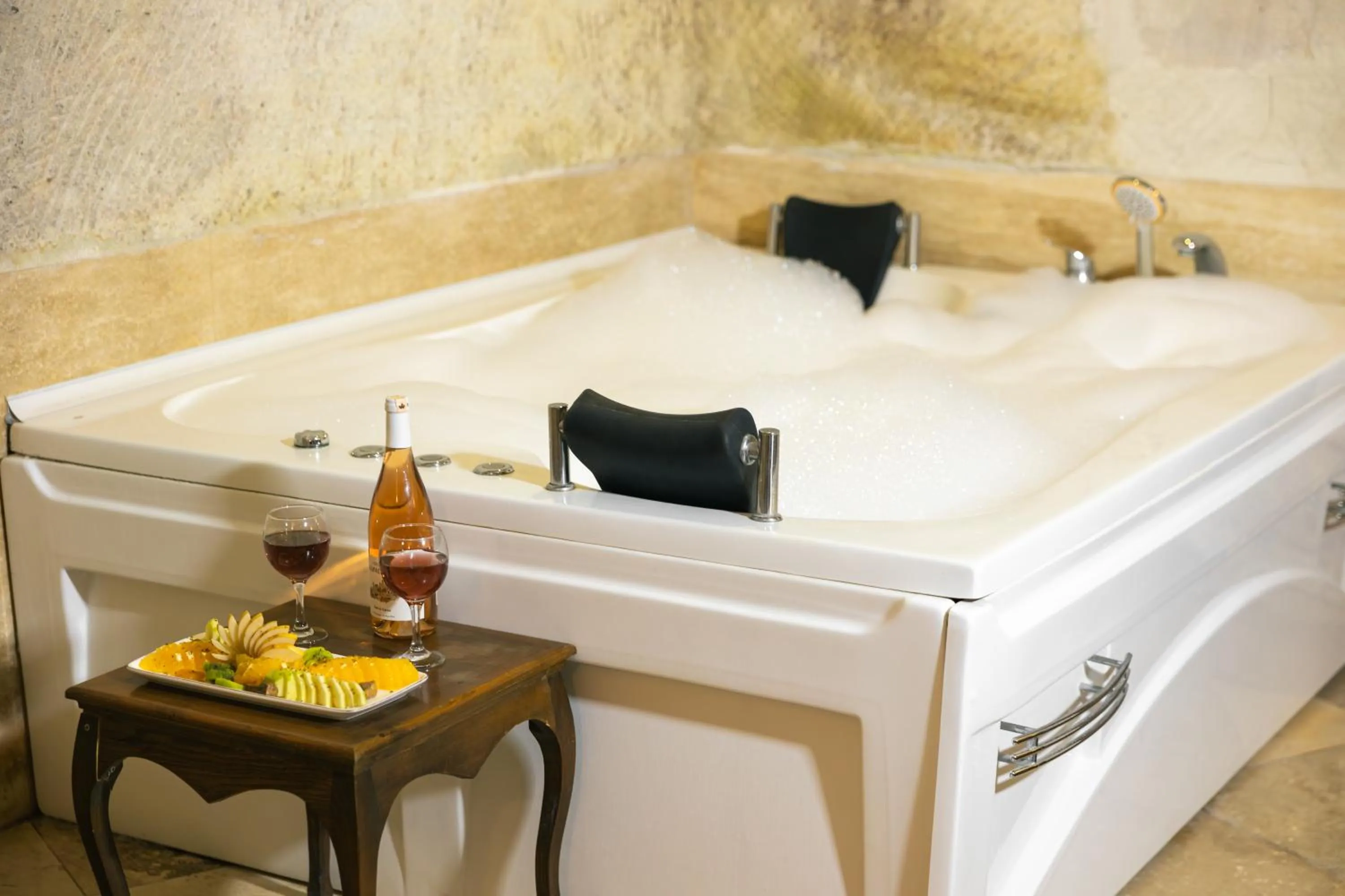 Hot Tub in Phocas Cave Suites