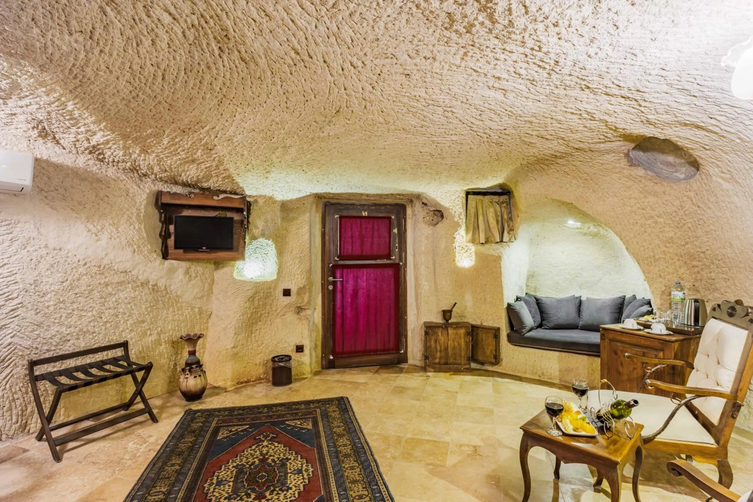 TV and multimedia in Phocas Cave Suites