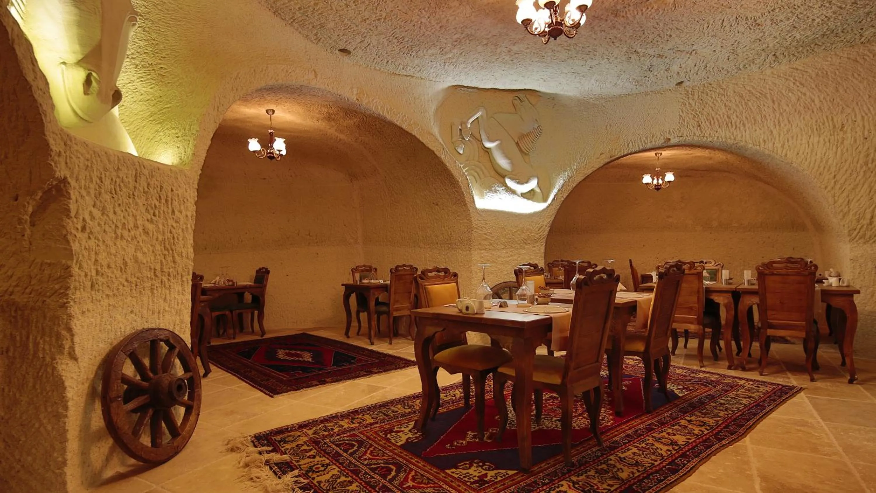 Restaurant/places to eat in Phocas Cave Suites