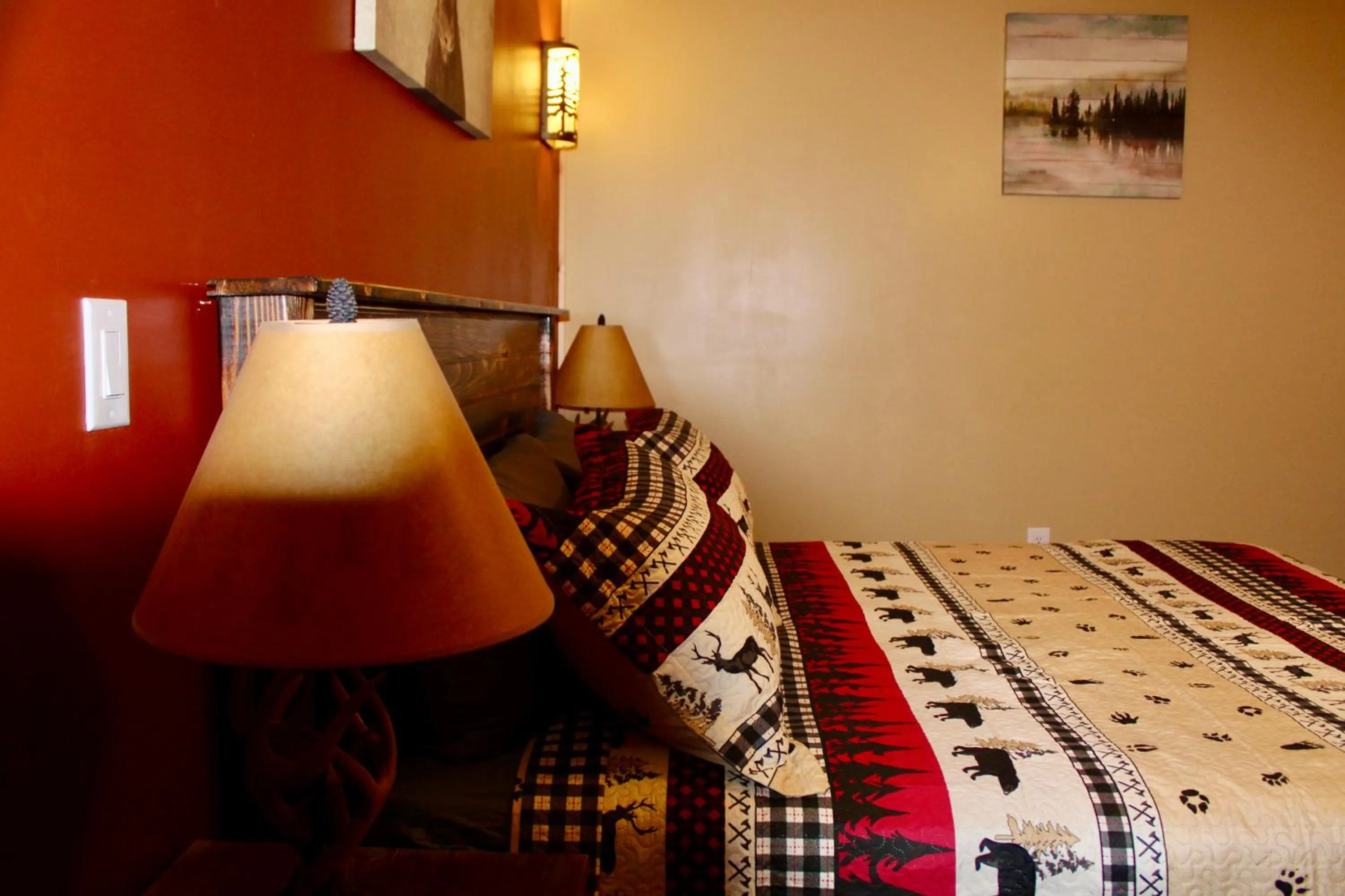 Bed in Lake Haven Motel