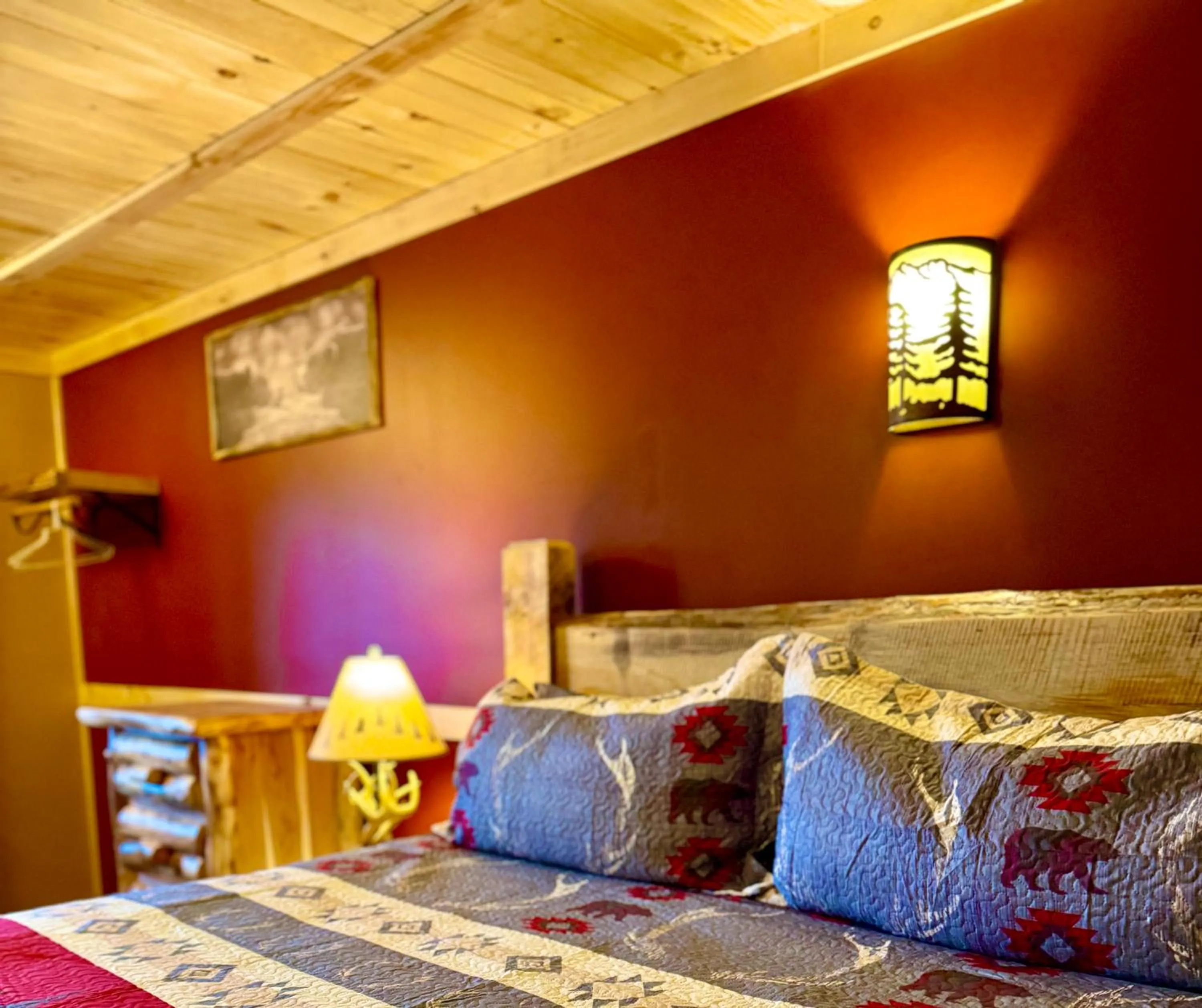 Bed in Lake Haven Motel