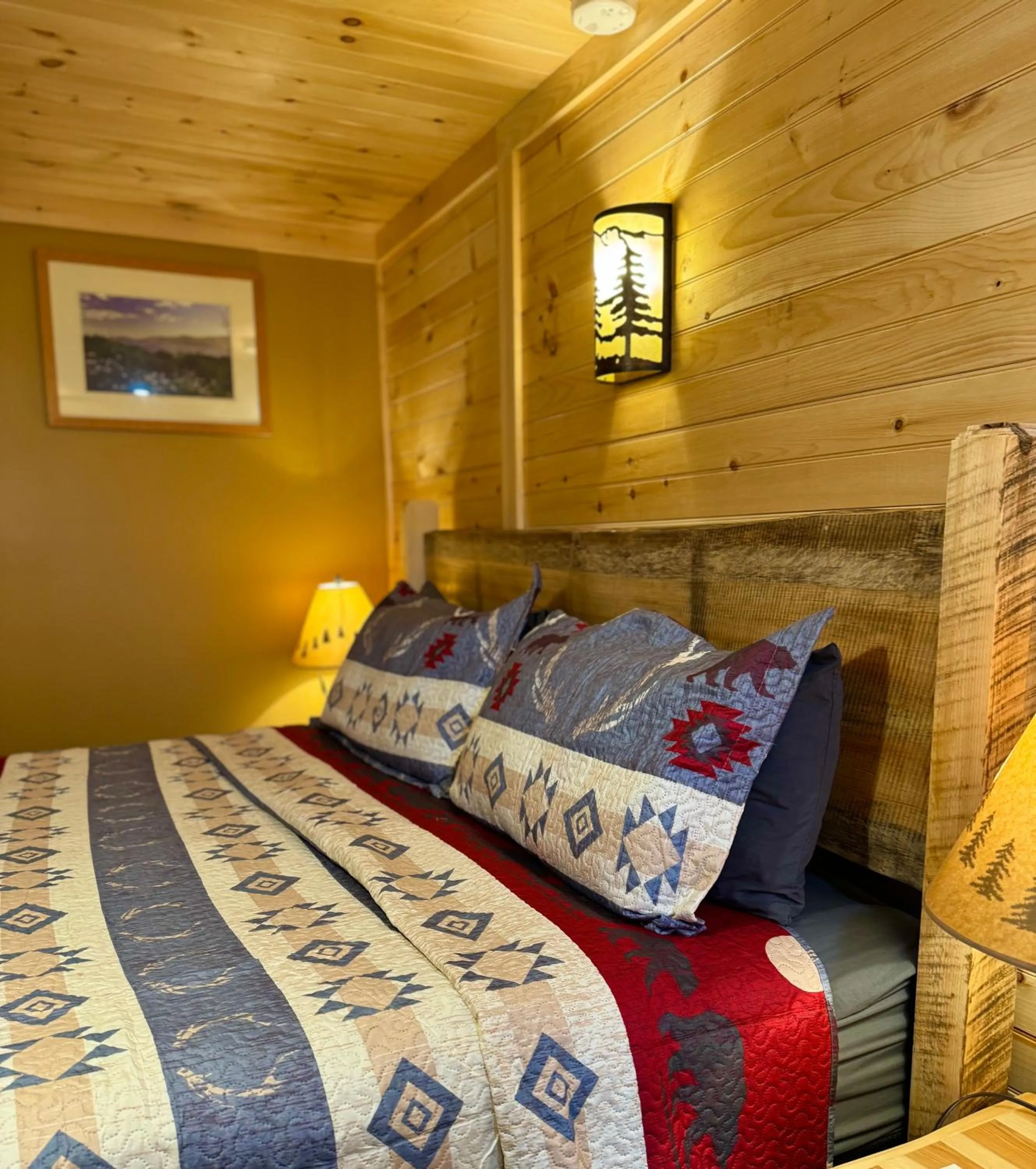 Bed in Lake Haven Motel