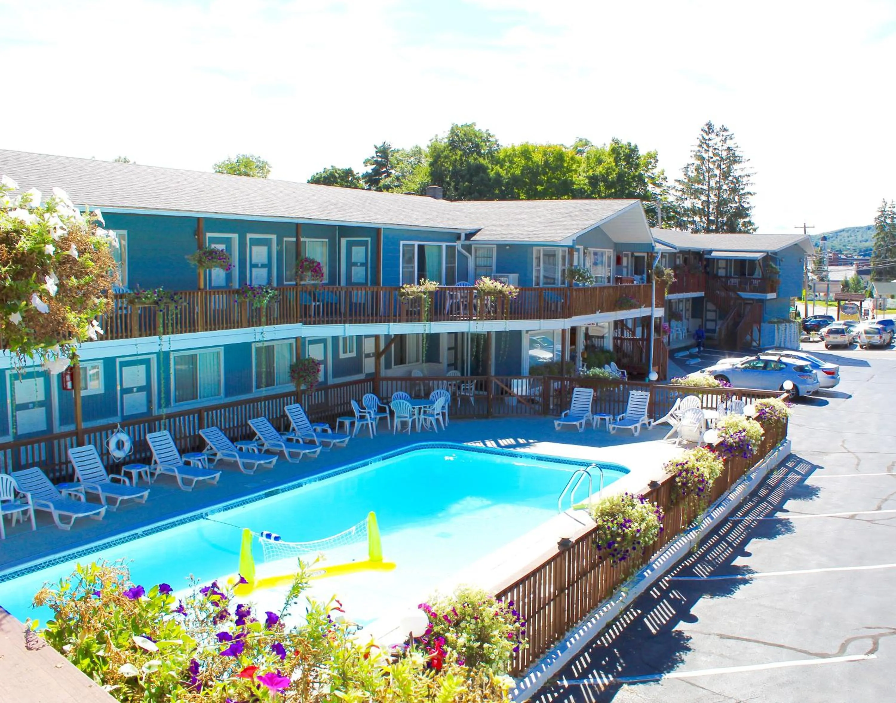 Swimming pool in Lake Haven Motel