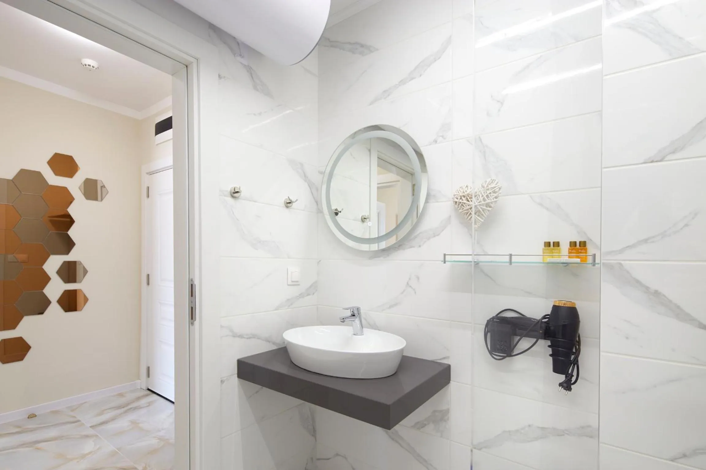 Bathroom in Bellicity Apart Complex