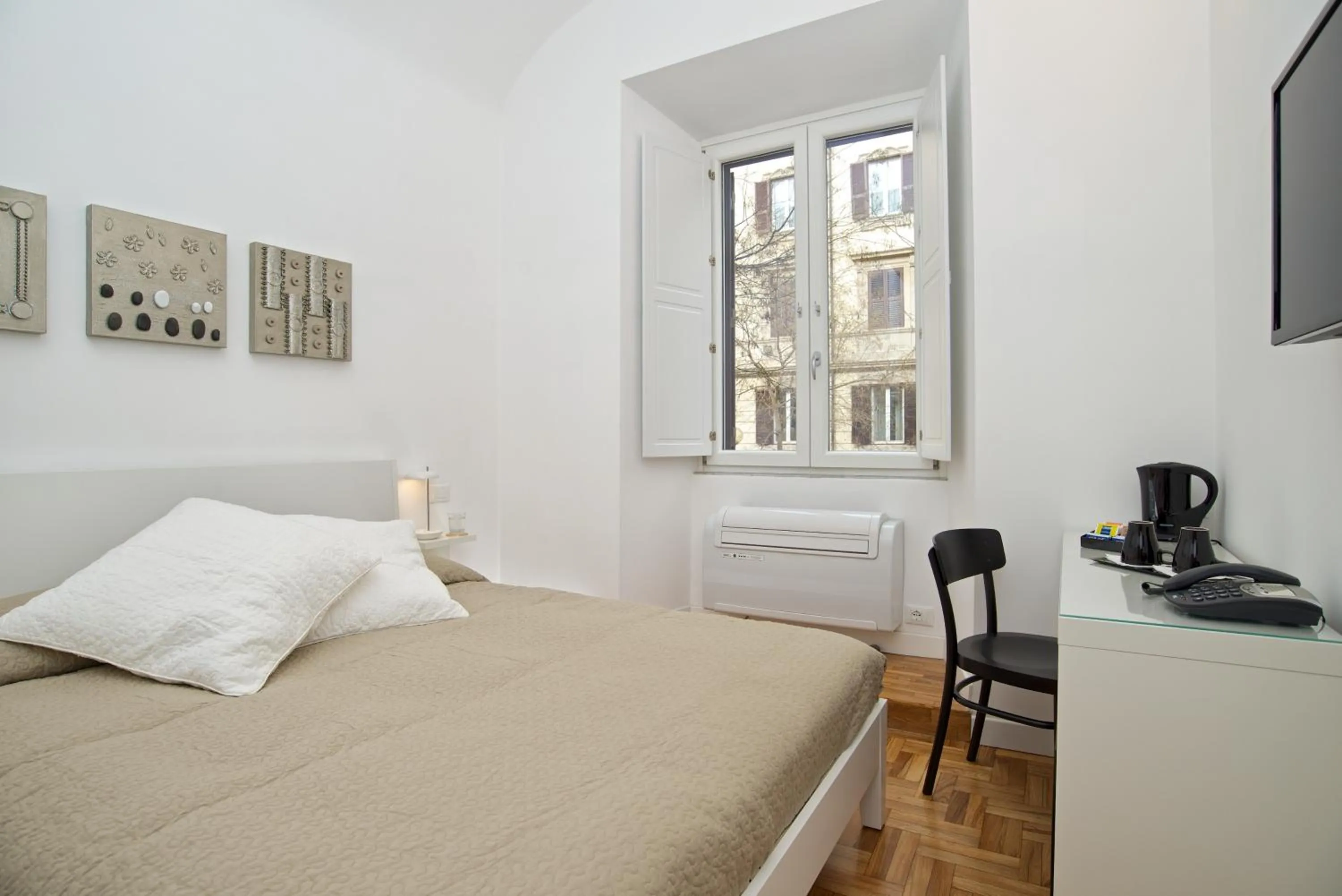 Photo of the whole room, Bed in Vatican Charme