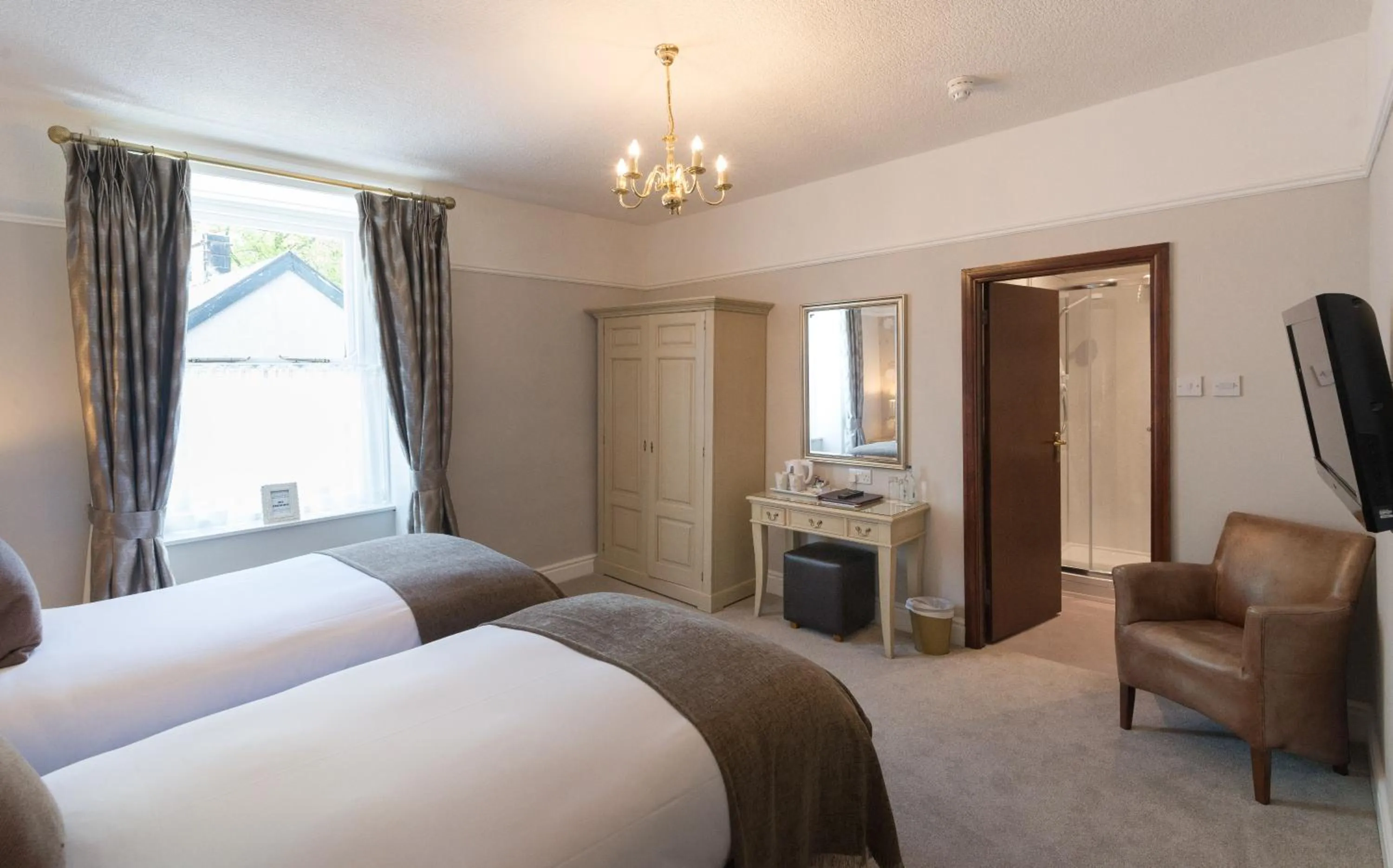 Photo of the whole room, Bed in The Swan Hotel