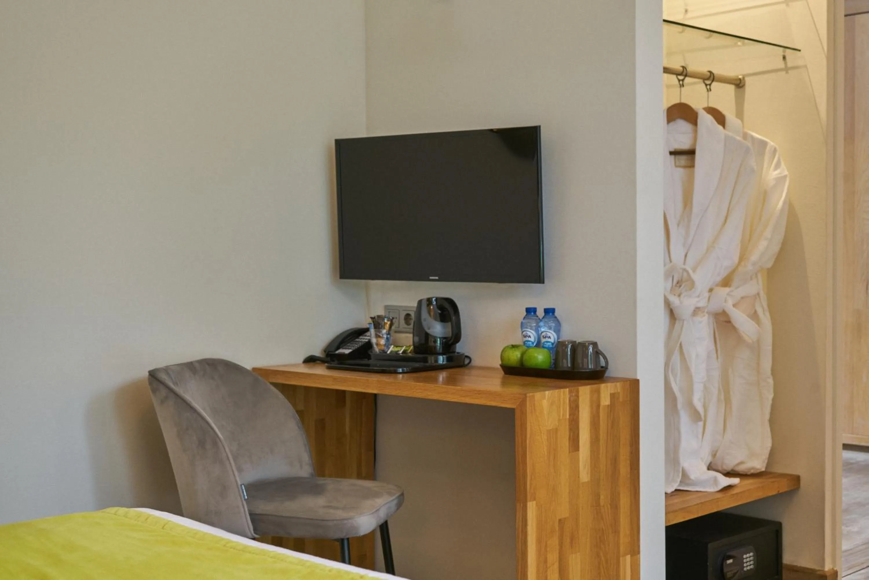 TV and multimedia, Bed in Alp de Veenen Hotel