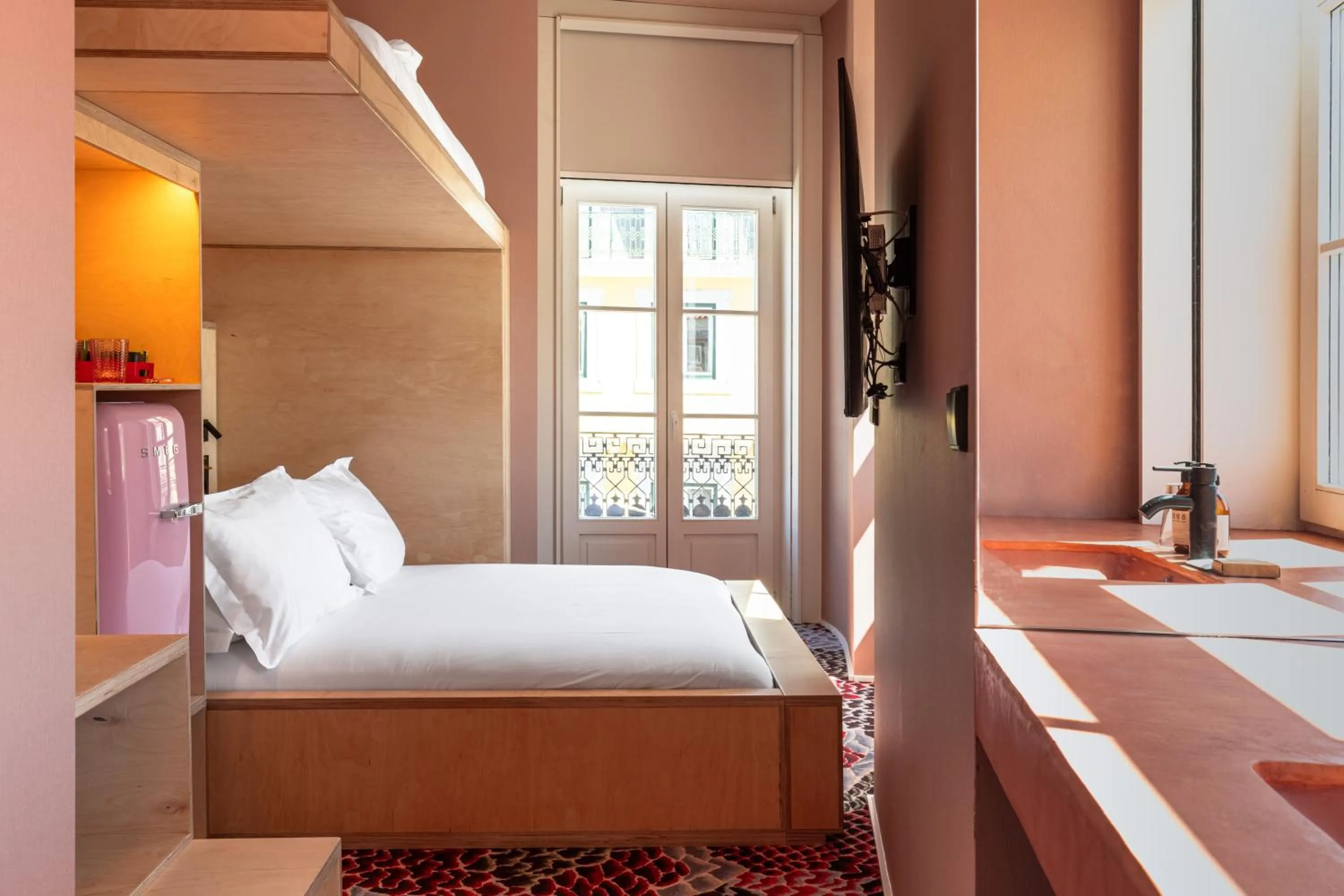 Bedroom, Bed in Independente Bica