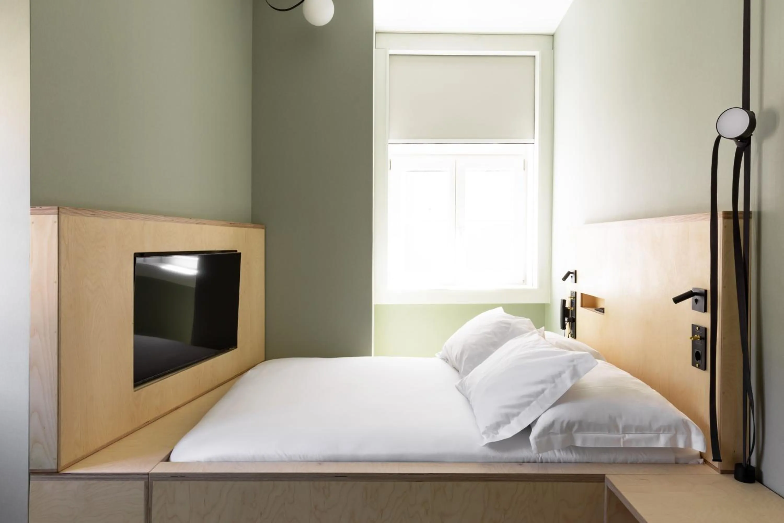 Bedroom, Bed in Independente Bica