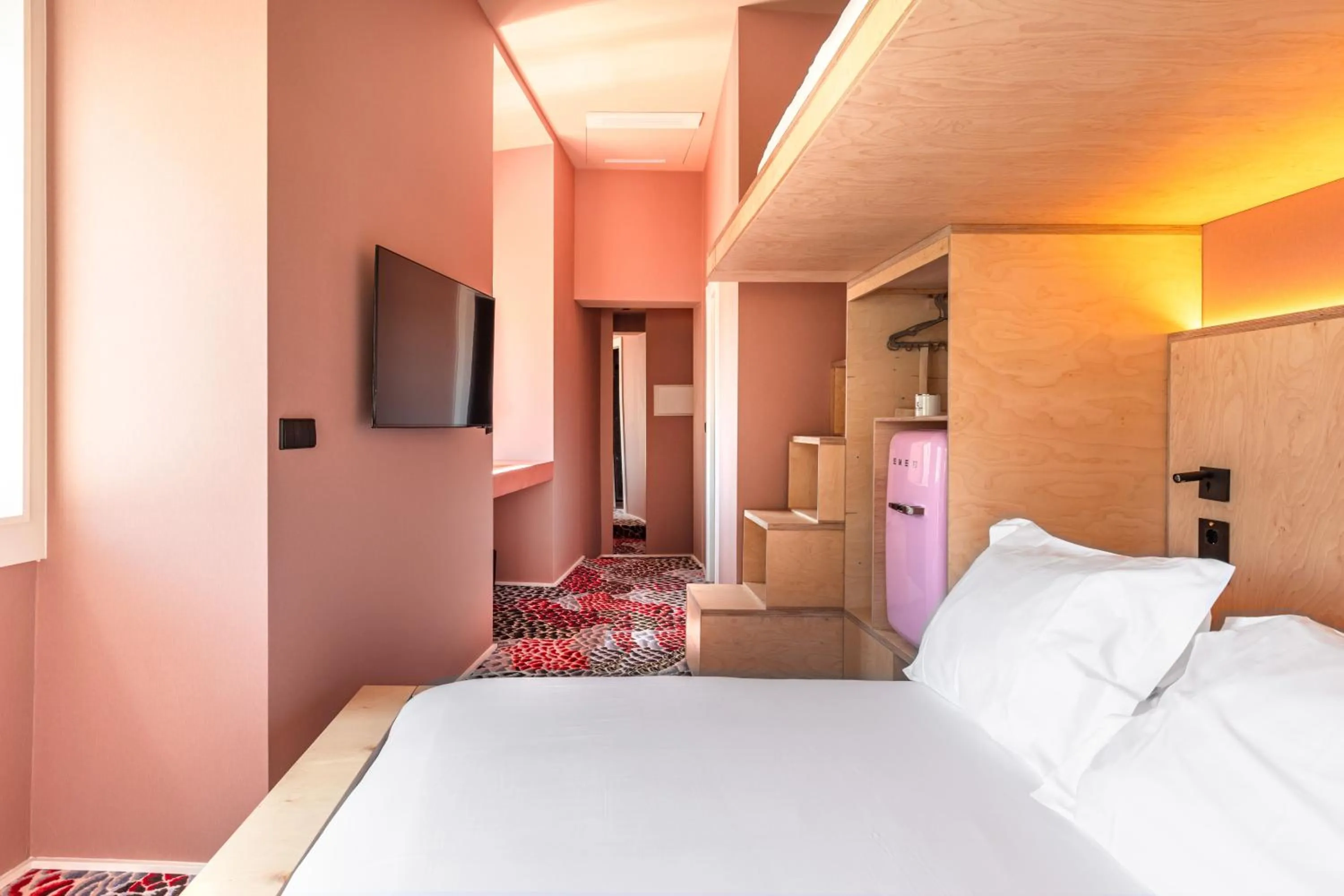 Bedroom, Bed in Independente Bica