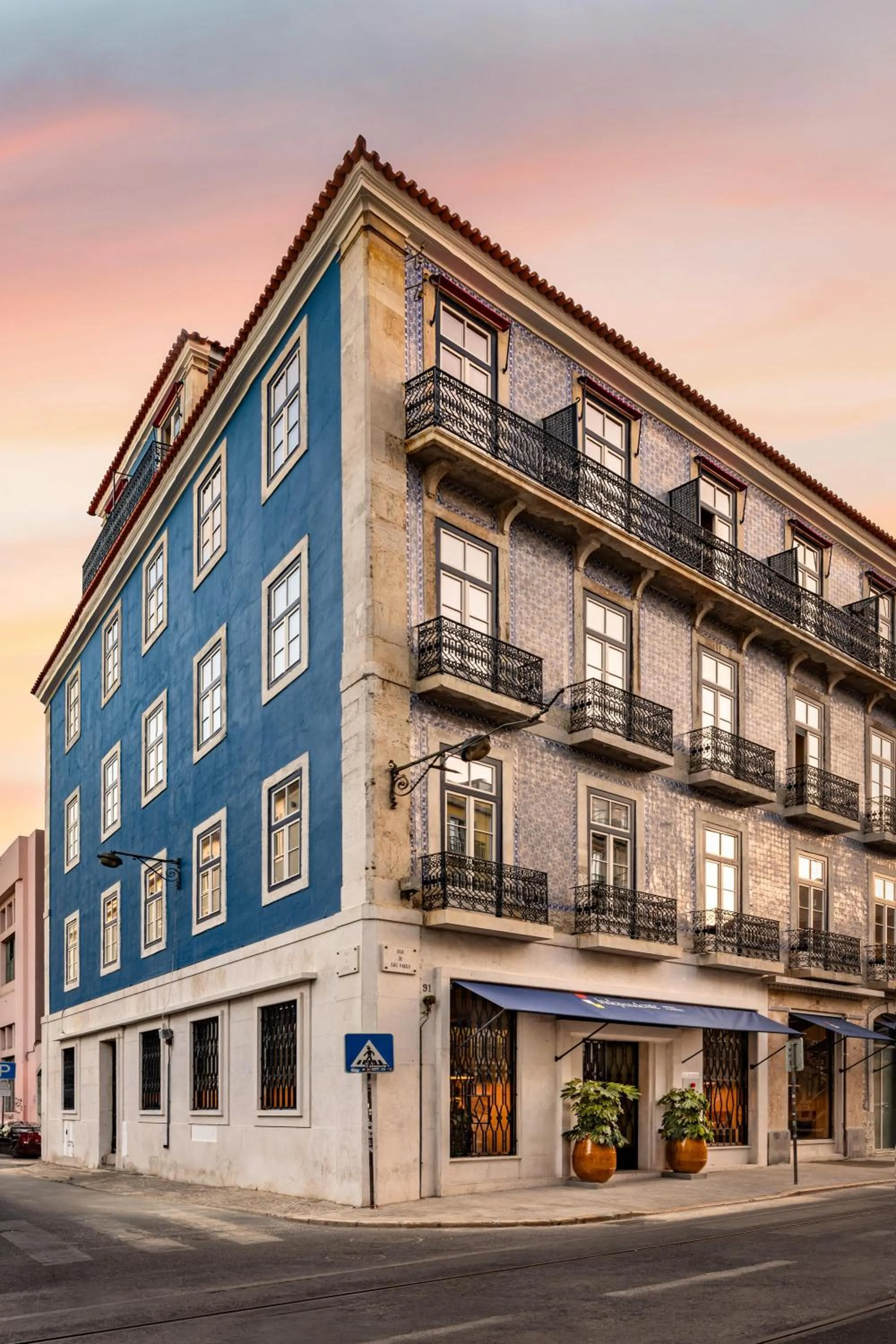 Property building in Independente Bica