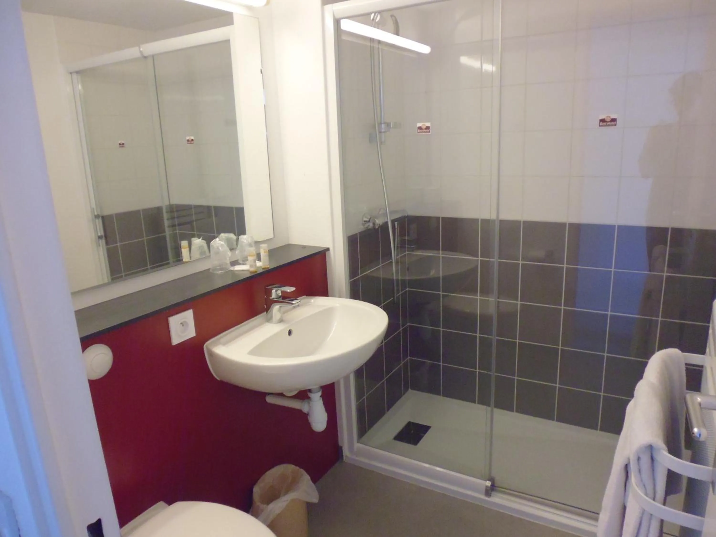 Toilet in Brit Hotel Mayenne