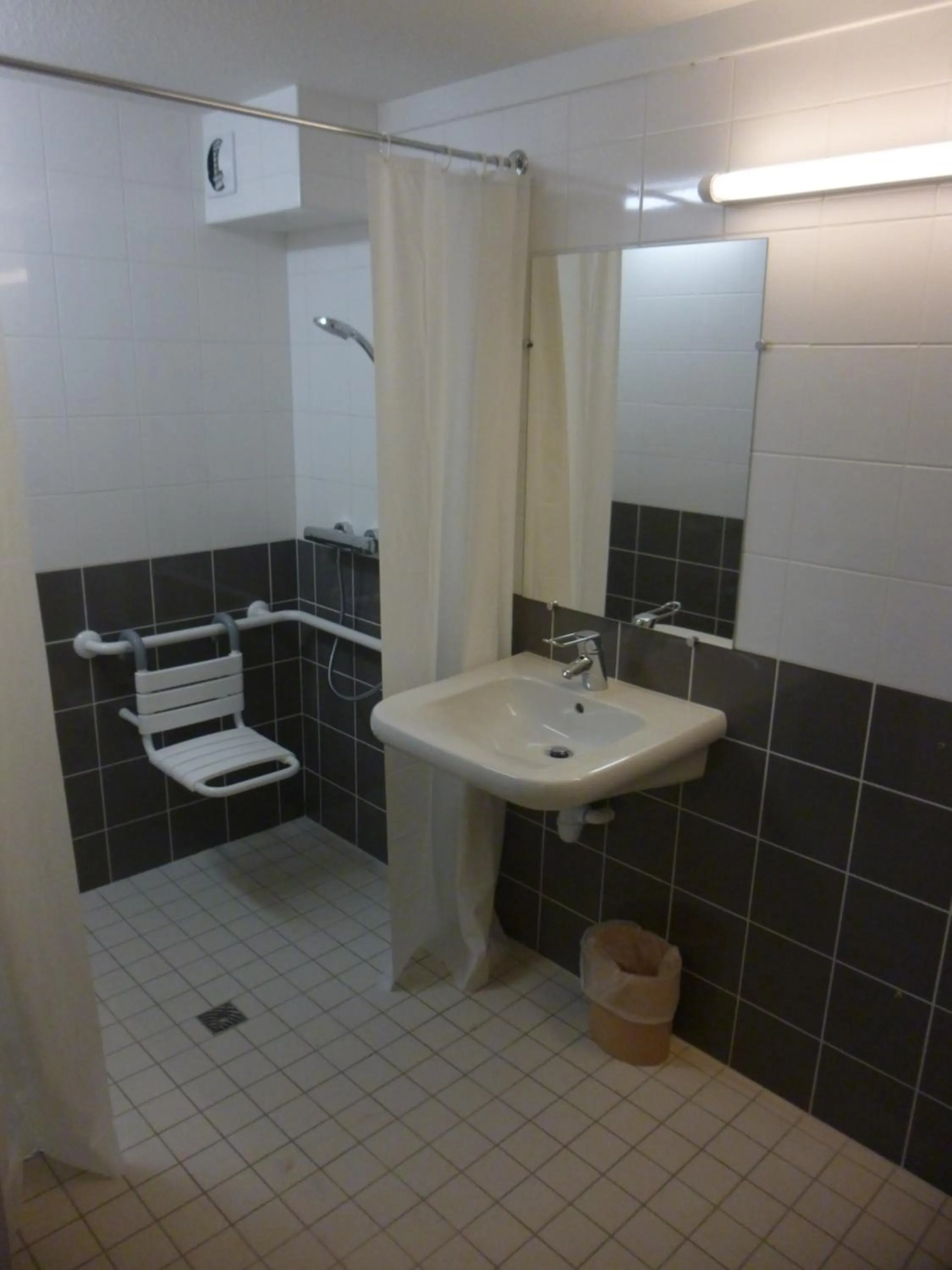 Bathroom in Brit Hotel Mayenne