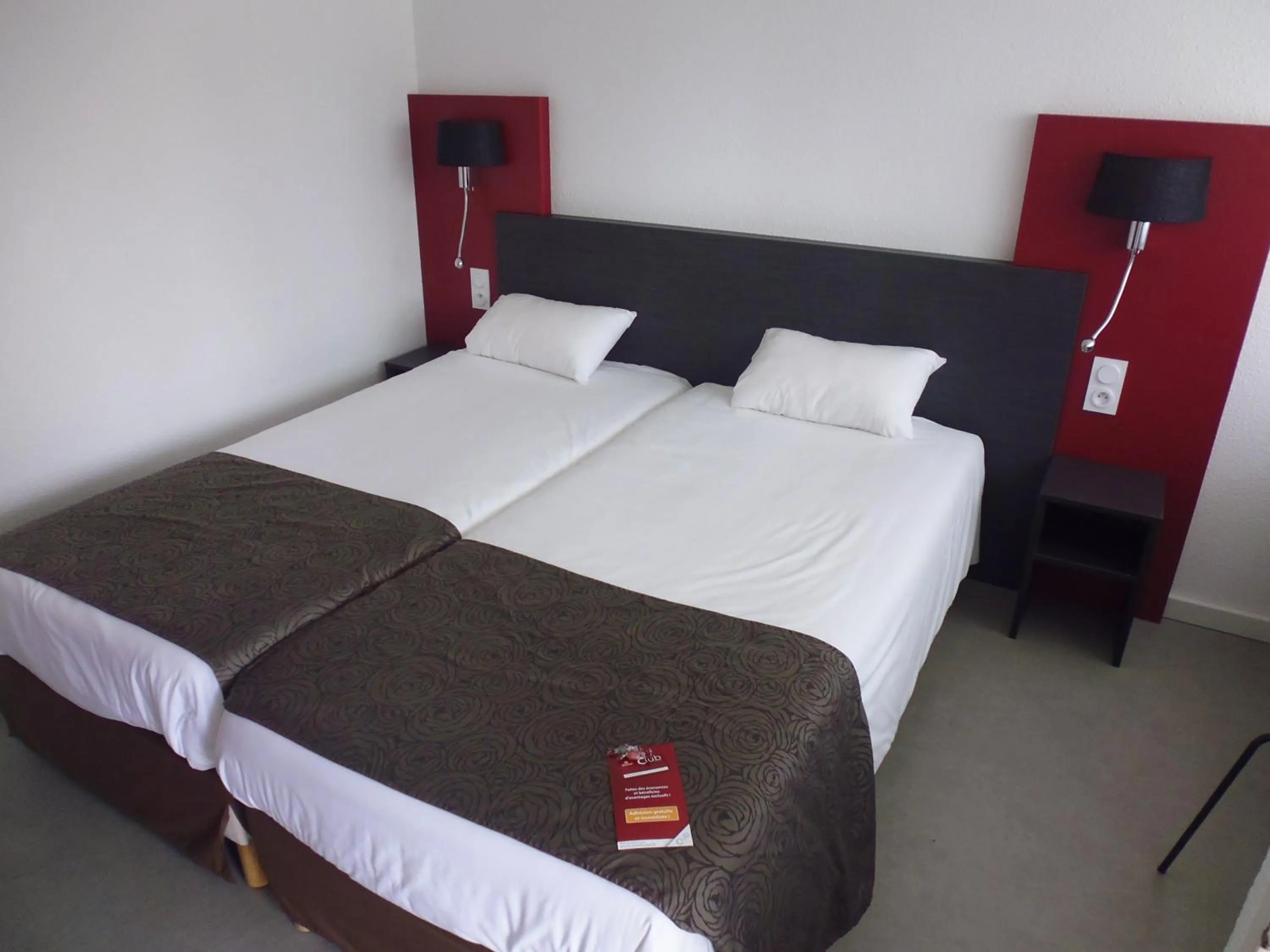 Bed in Brit Hotel Mayenne