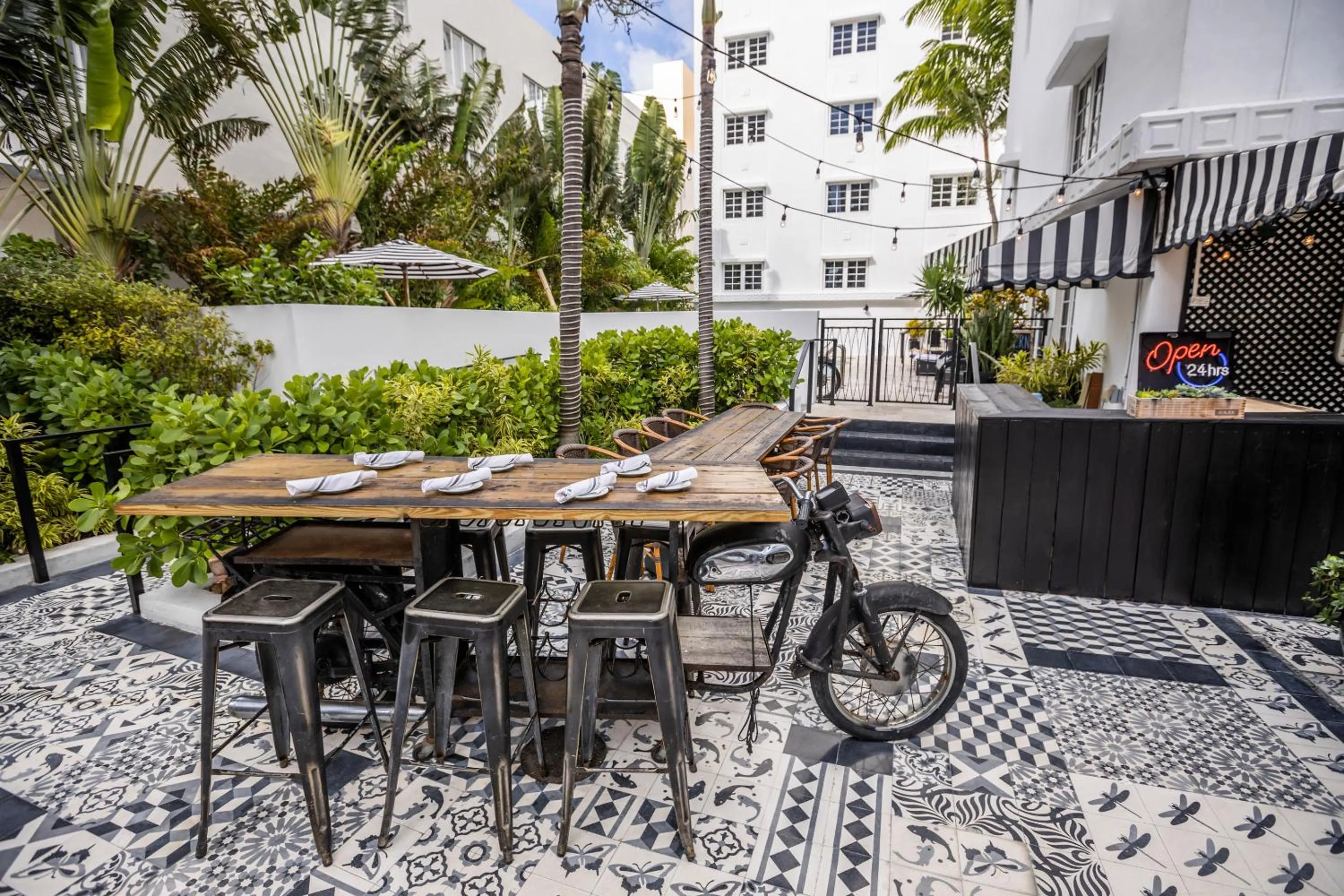 Restaurant/places to eat in Hotel Croydon