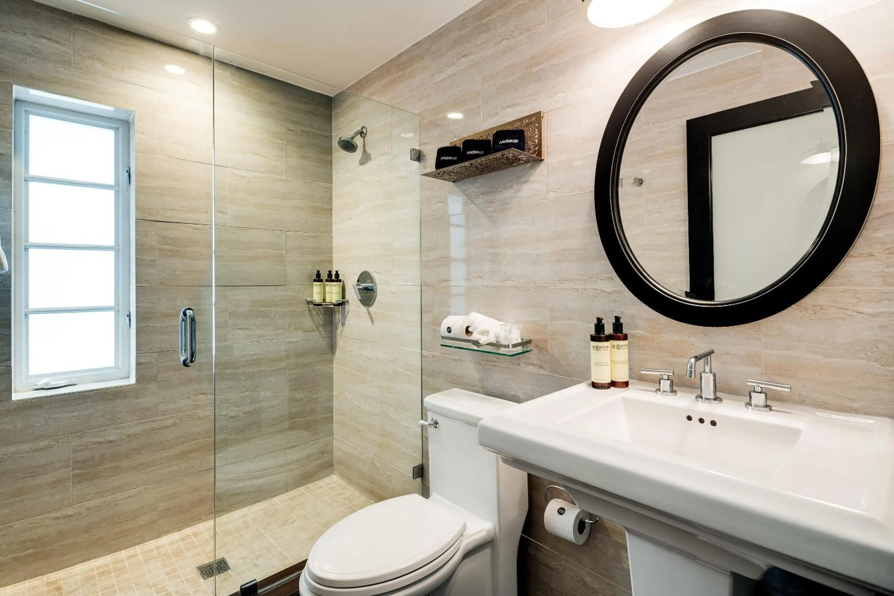 Shower in Hotel Croydon