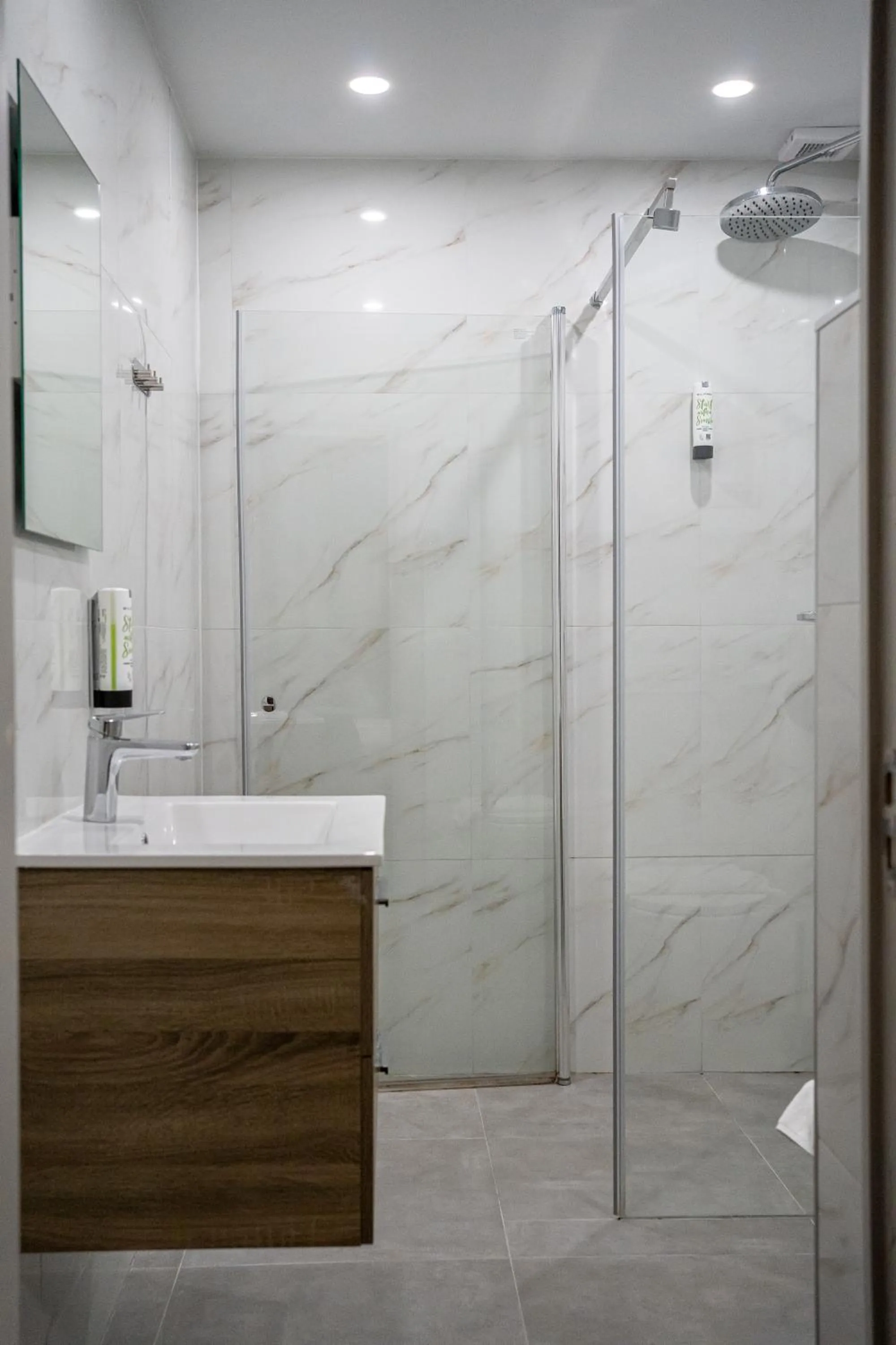 Shower in Aadam Wilhelmina Hotel