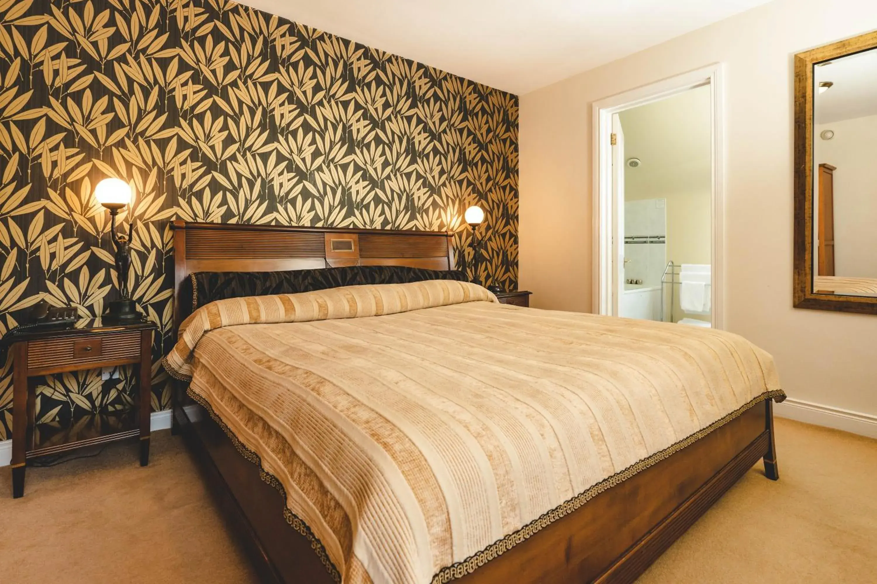 Superior Double Room in OYO Rayanne House Guest Accommodation Superior Double Room in OYO Rayanne House Guest Accommodation