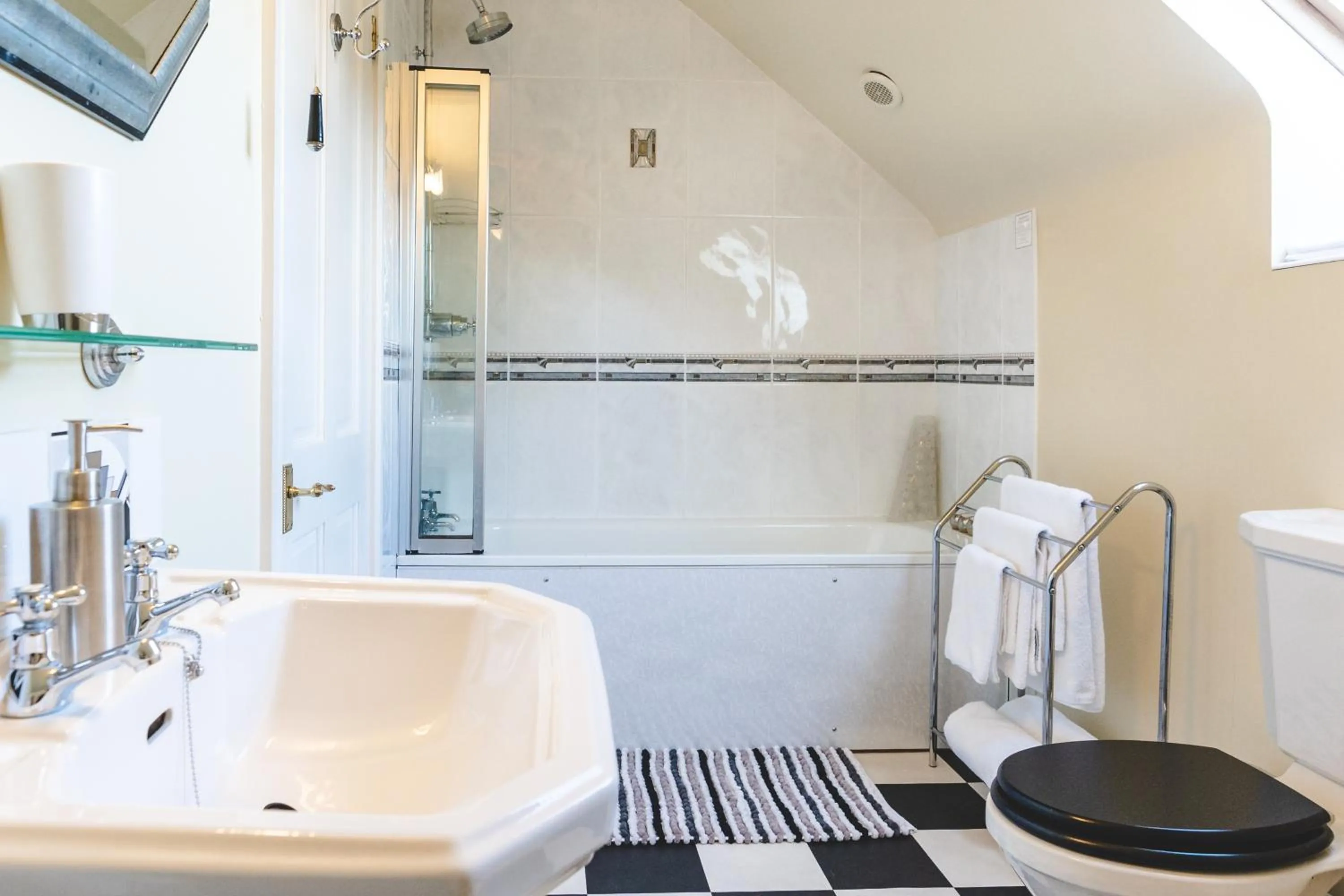 Bathroom in OYO Rayanne House Guest Accommodation