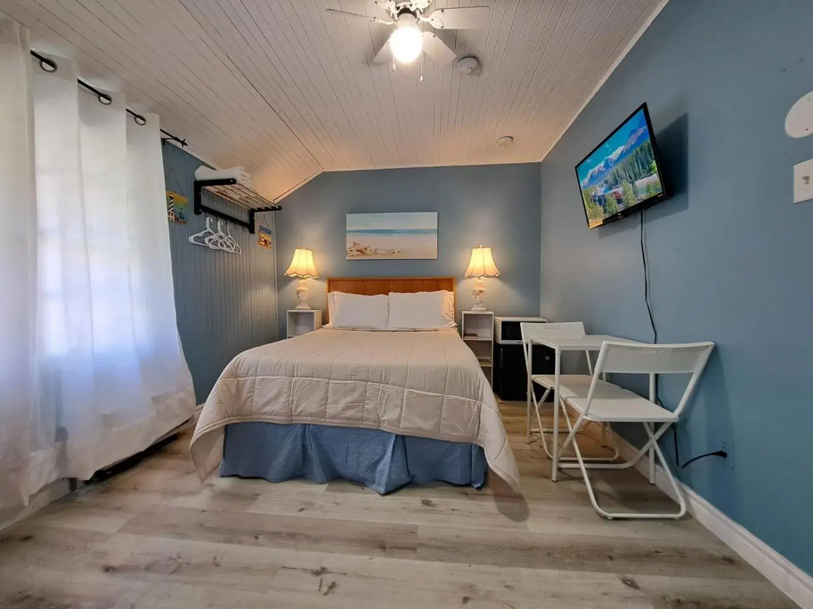 Standard Queen Room in Windspire Inn Standard Queen Room in Windspire Inn