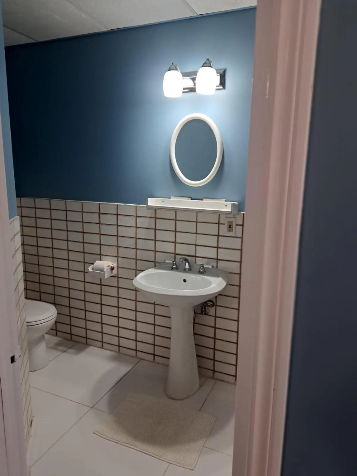 Toilet in Windspire Inn