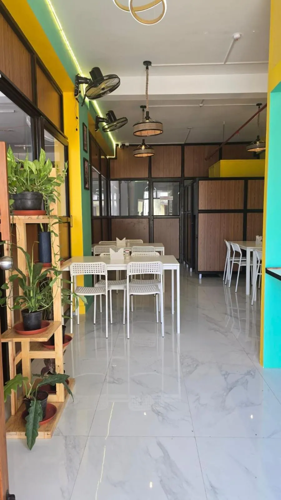 Restaurant/places to eat in Auro Maison