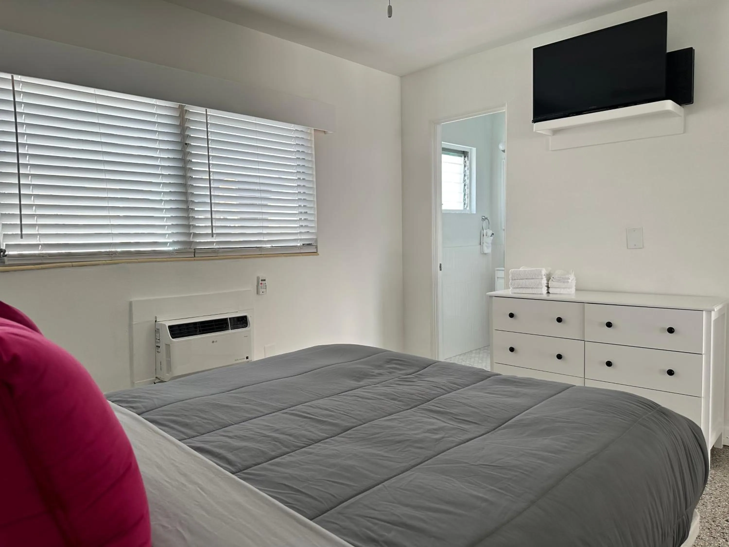 Bedroom, Bed in EBBTIDE INN