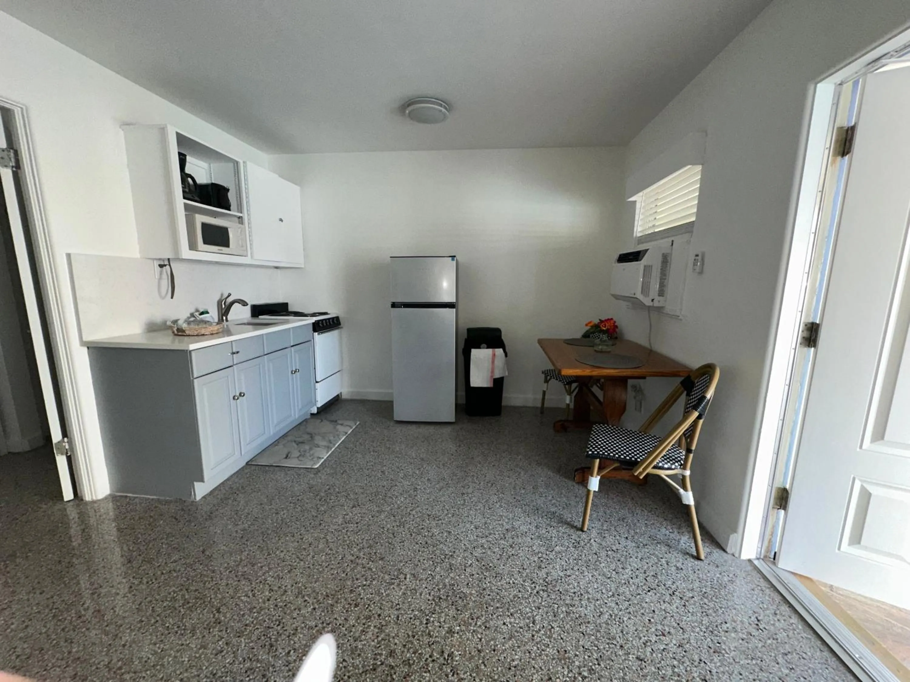 Kitchen or kitchenette in EBBTIDE INN