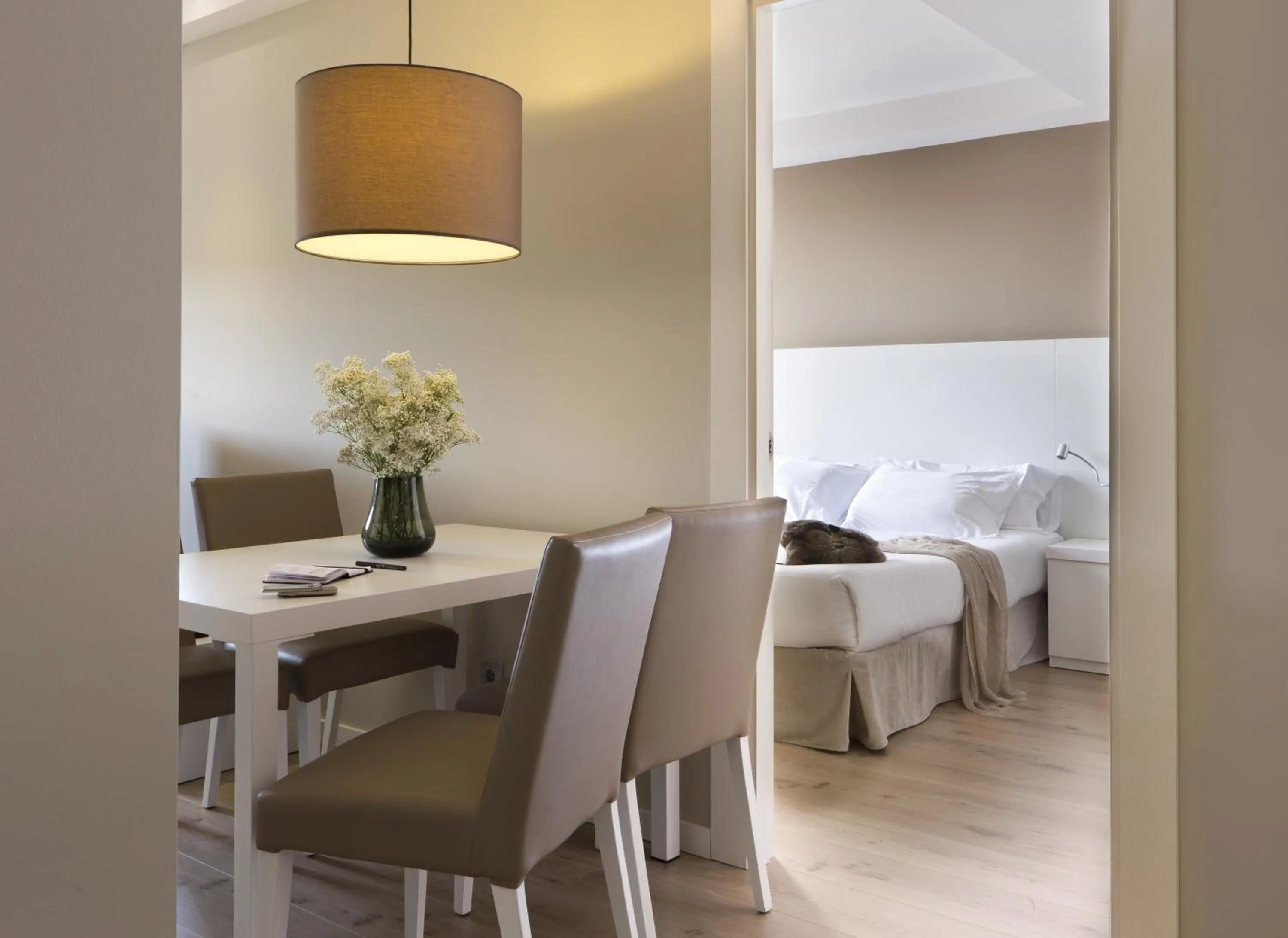 Dining area in Rambla 102