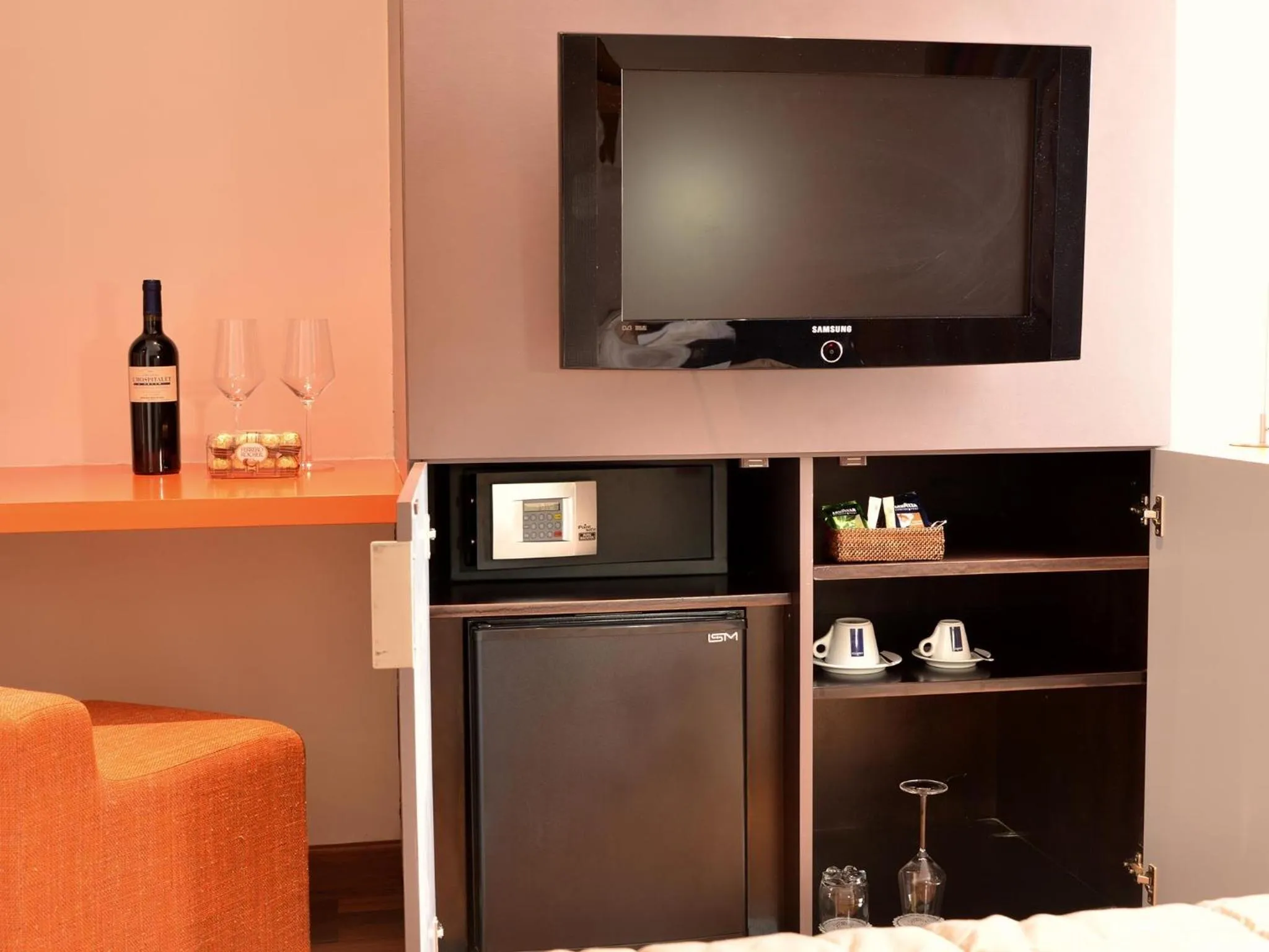 Coffee/tea facilities in Hôtel Le Cristal