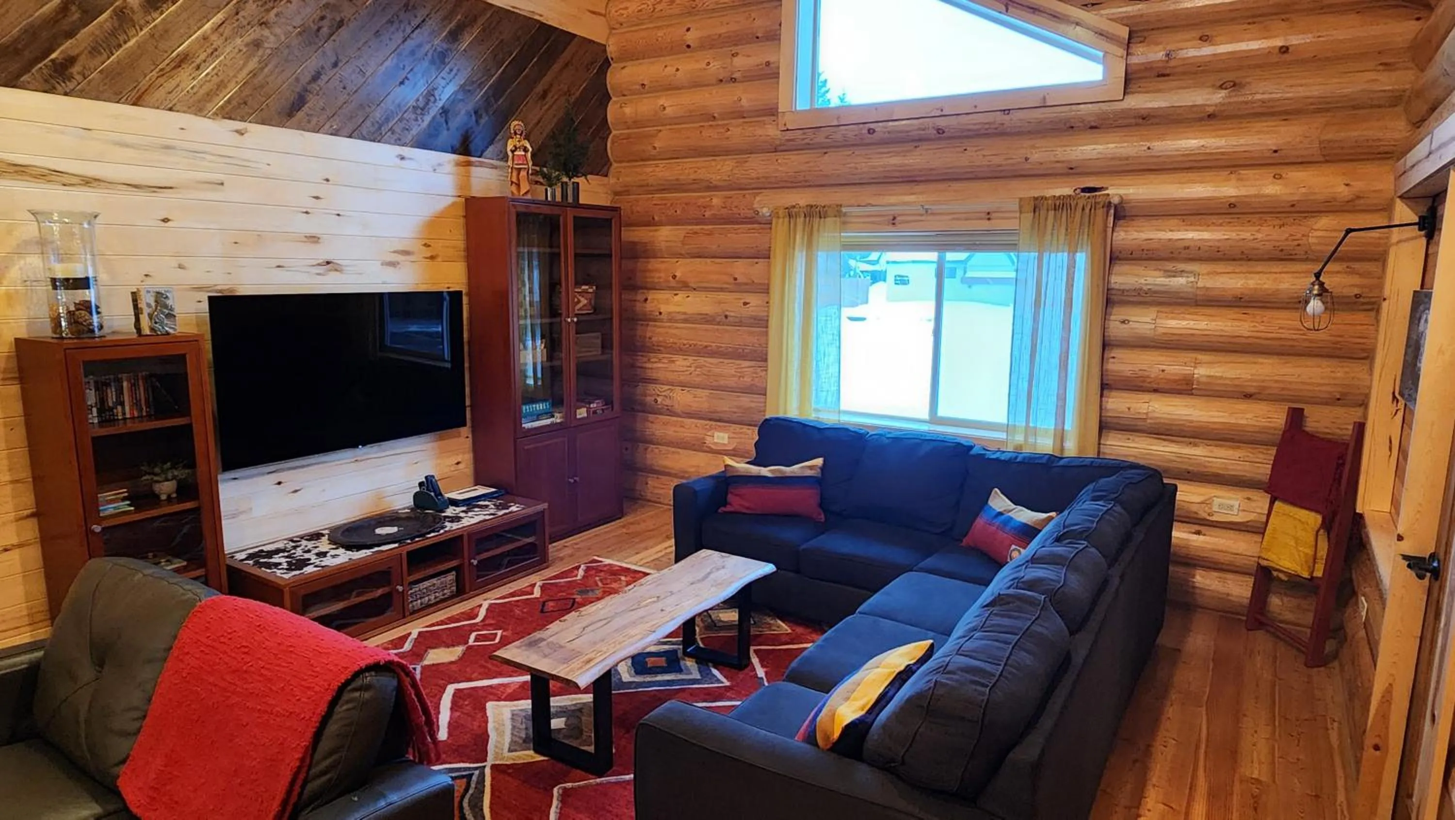 Communal lounge/ TV room in Beargrass Lodging & RV Resort