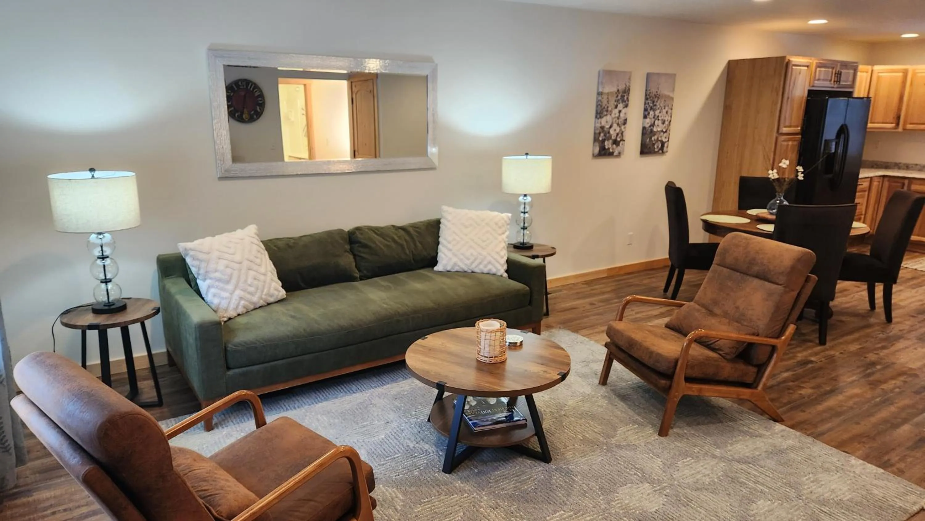 TV and multimedia in Beargrass Lodging & RV Resort