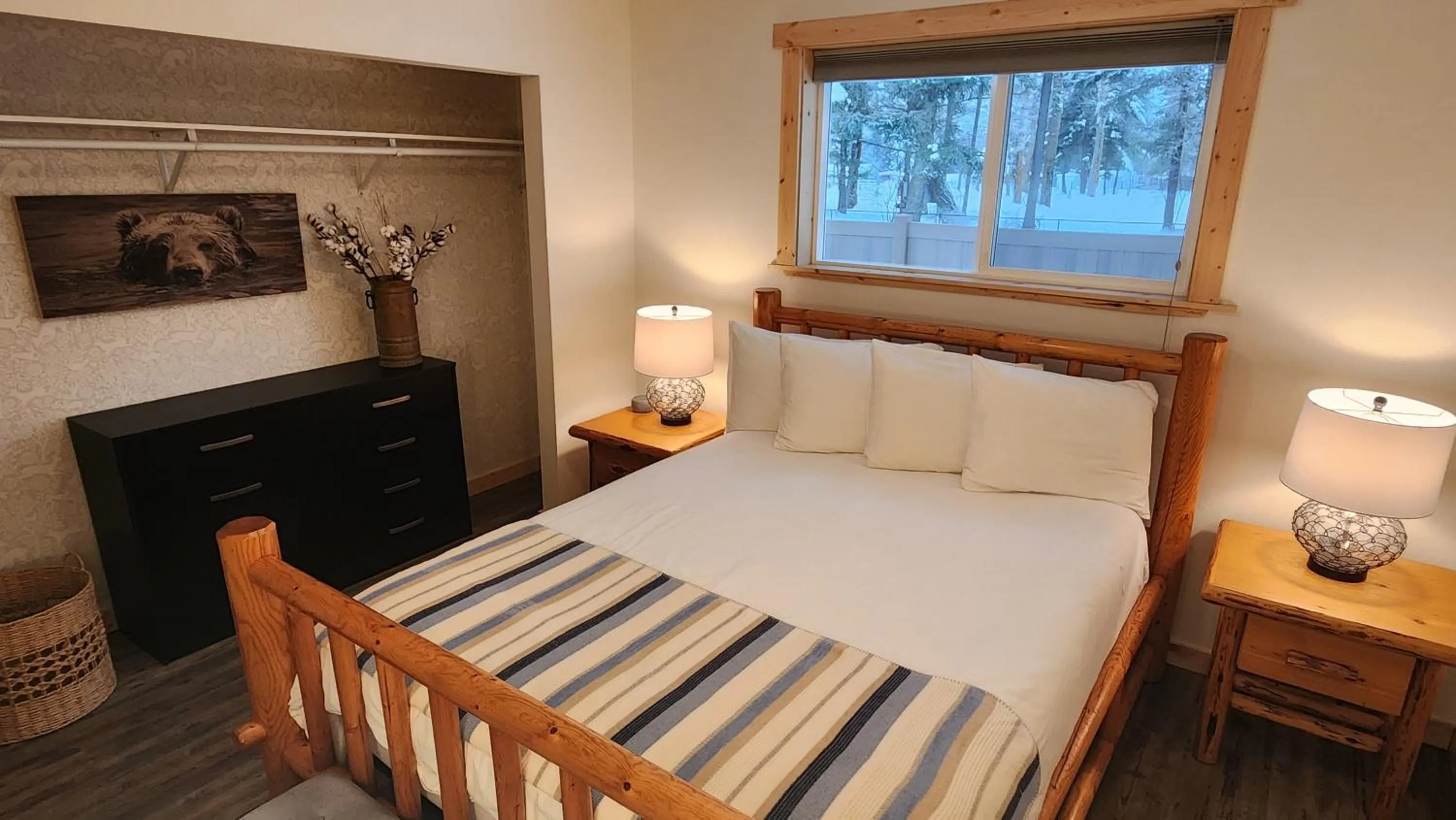 Bed in Beargrass Lodging & RV Resort