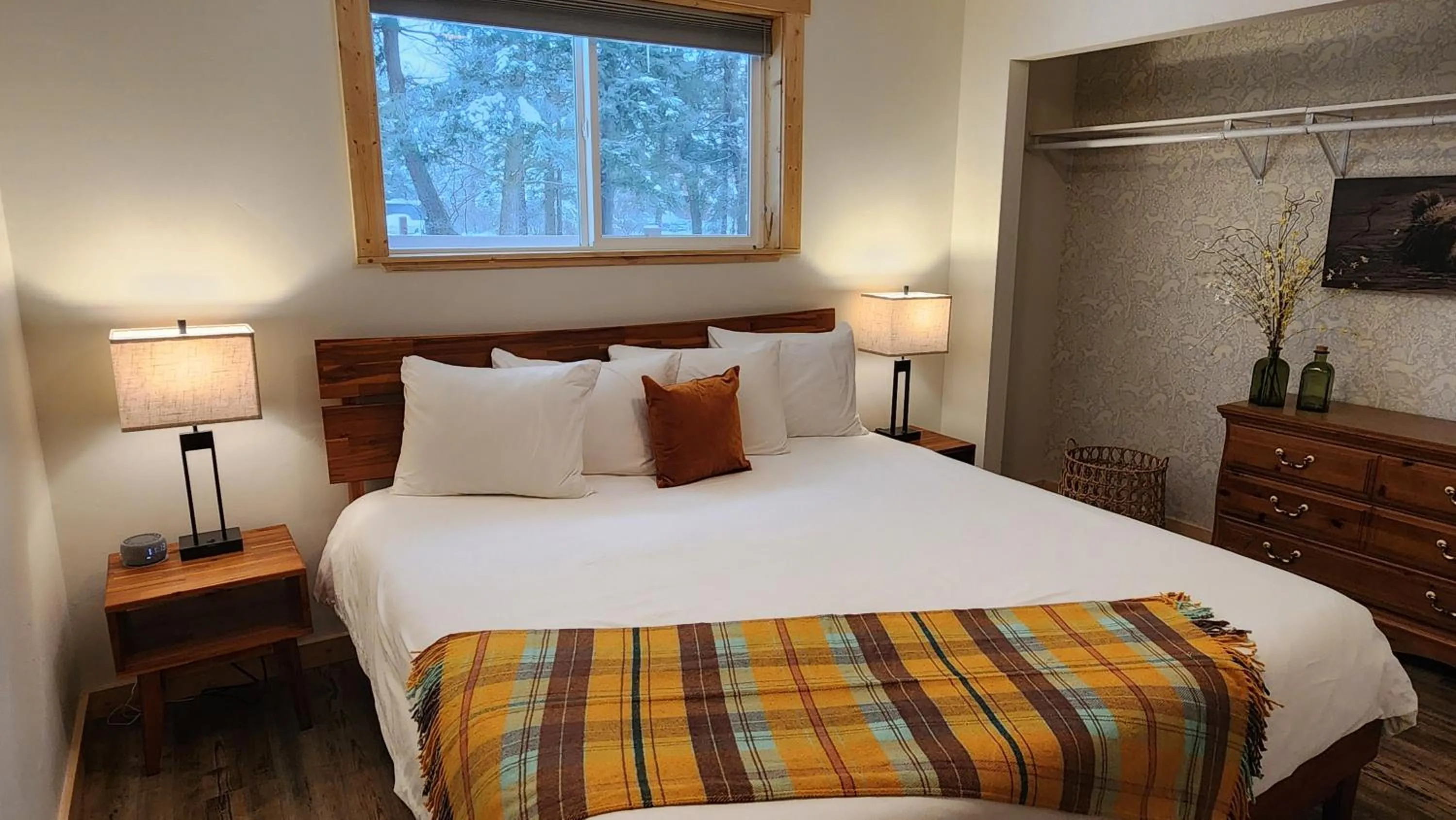 Bed in Beargrass Lodging & RV Resort