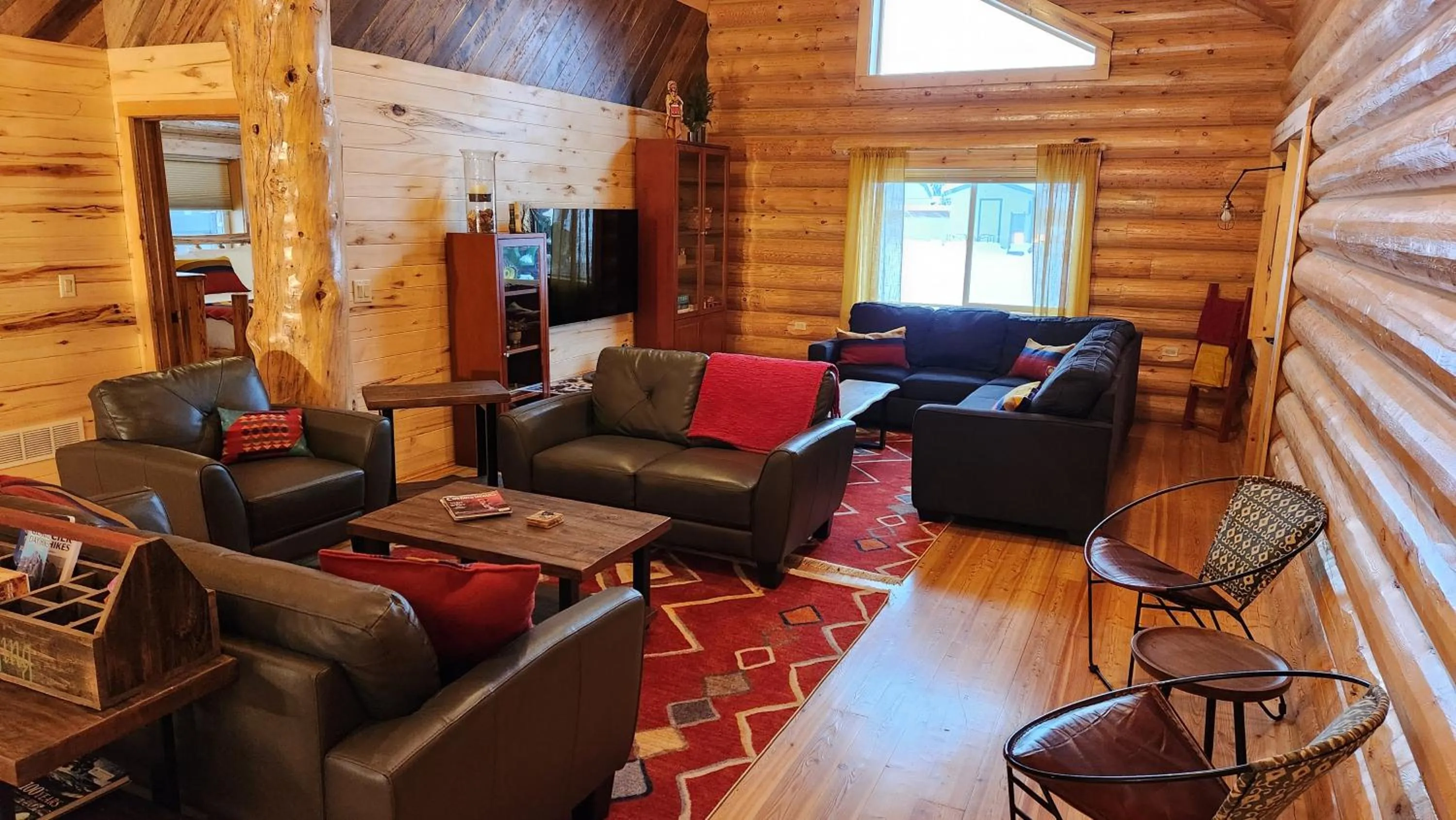 TV and multimedia in Beargrass Lodging & RV Resort