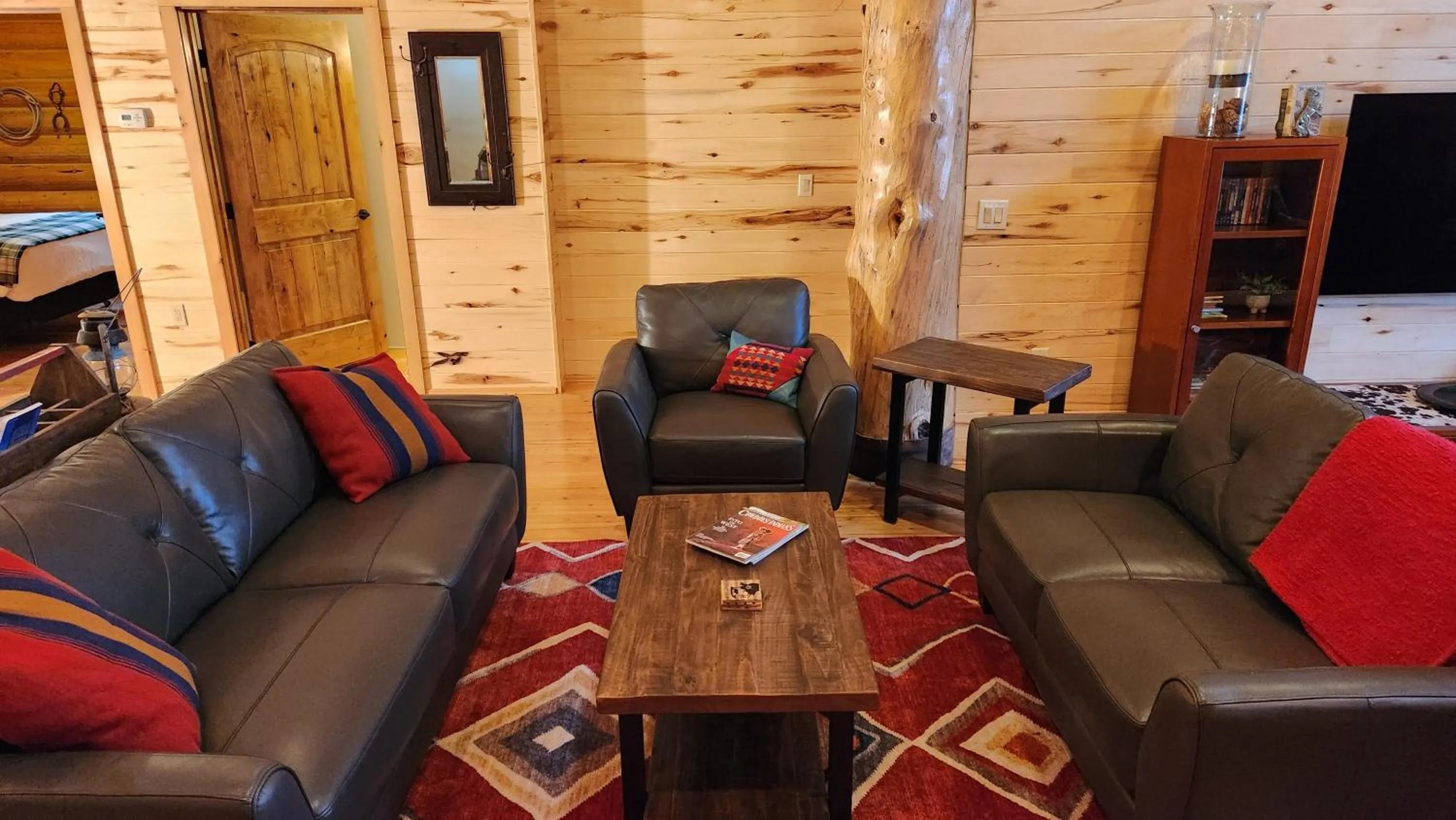 Communal lounge/ TV room in Beargrass Lodging & RV Resort