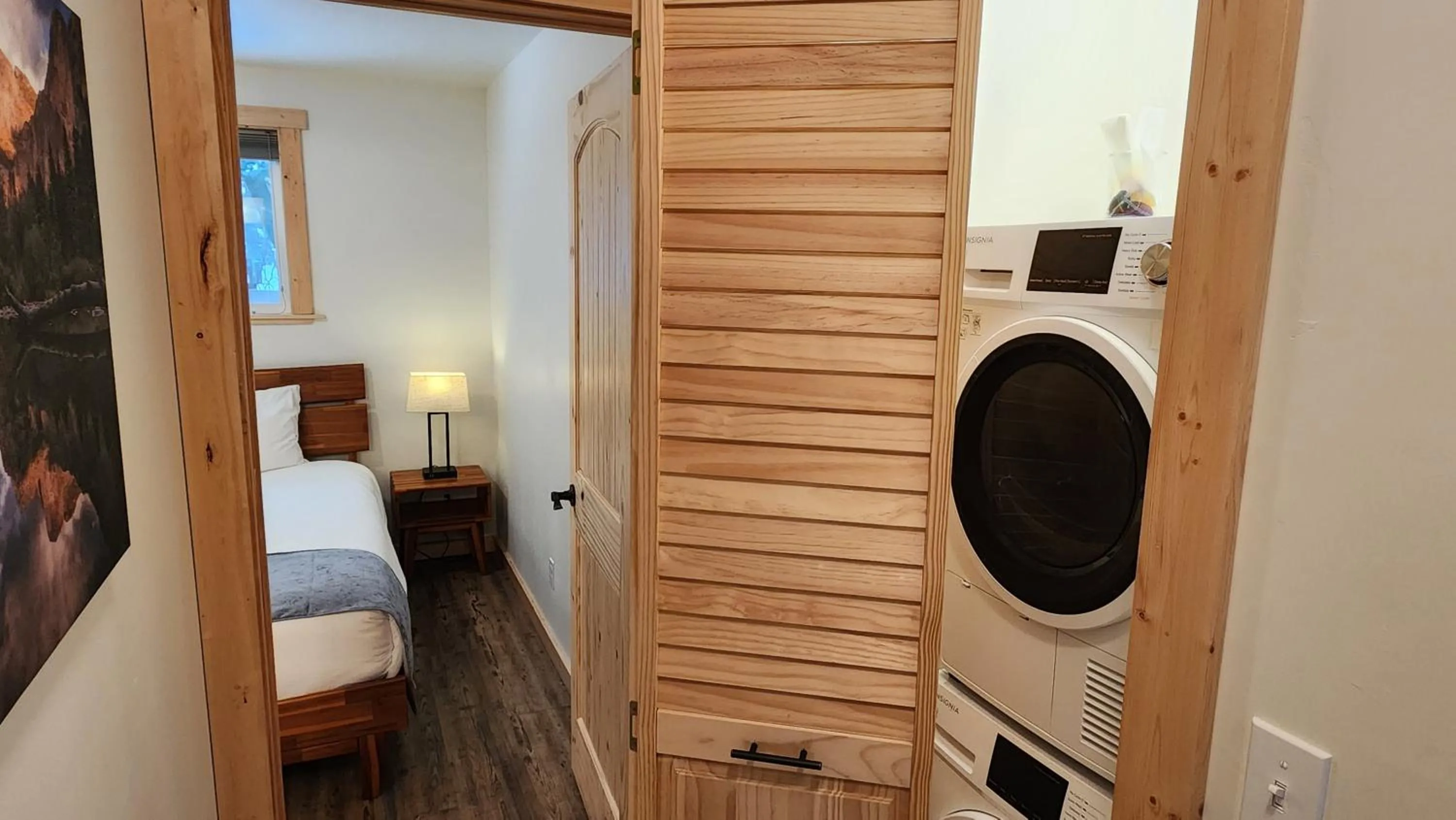 washing machine, Bed in Beargrass Lodging & RV Resort