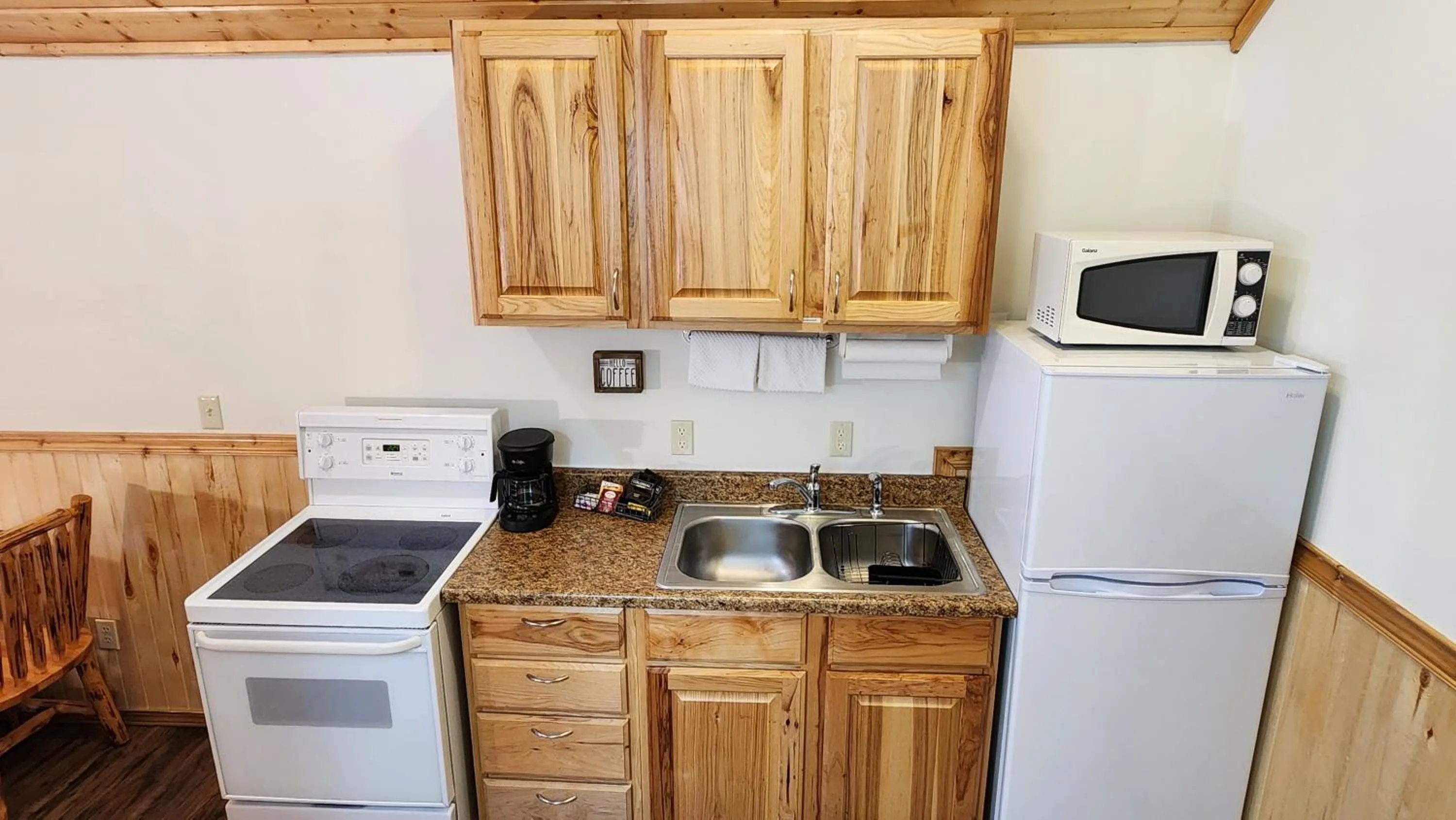 Coffee/tea facilities in Beargrass Lodging & RV Resort