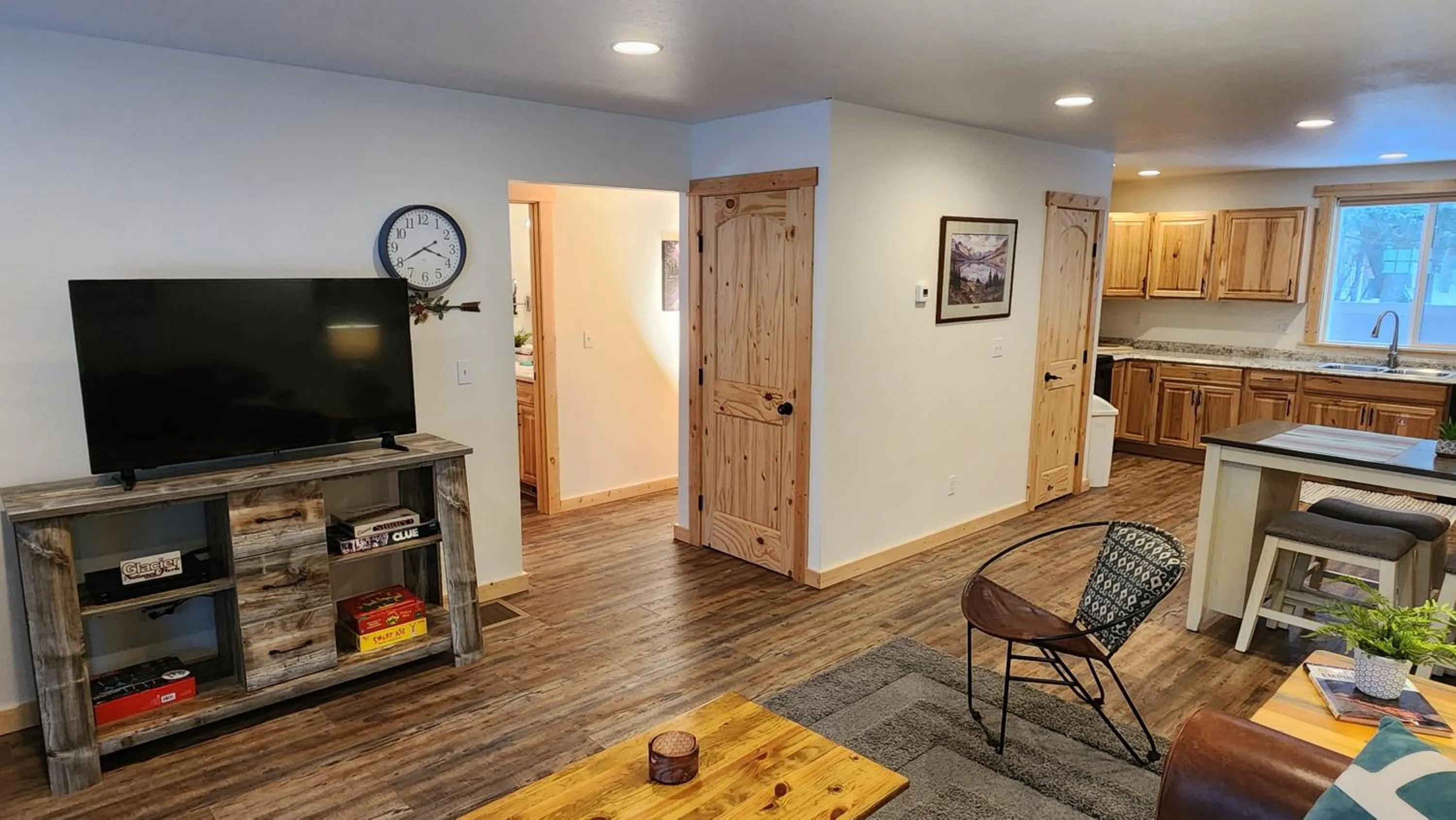 TV and multimedia in Beargrass Lodging & RV Resort