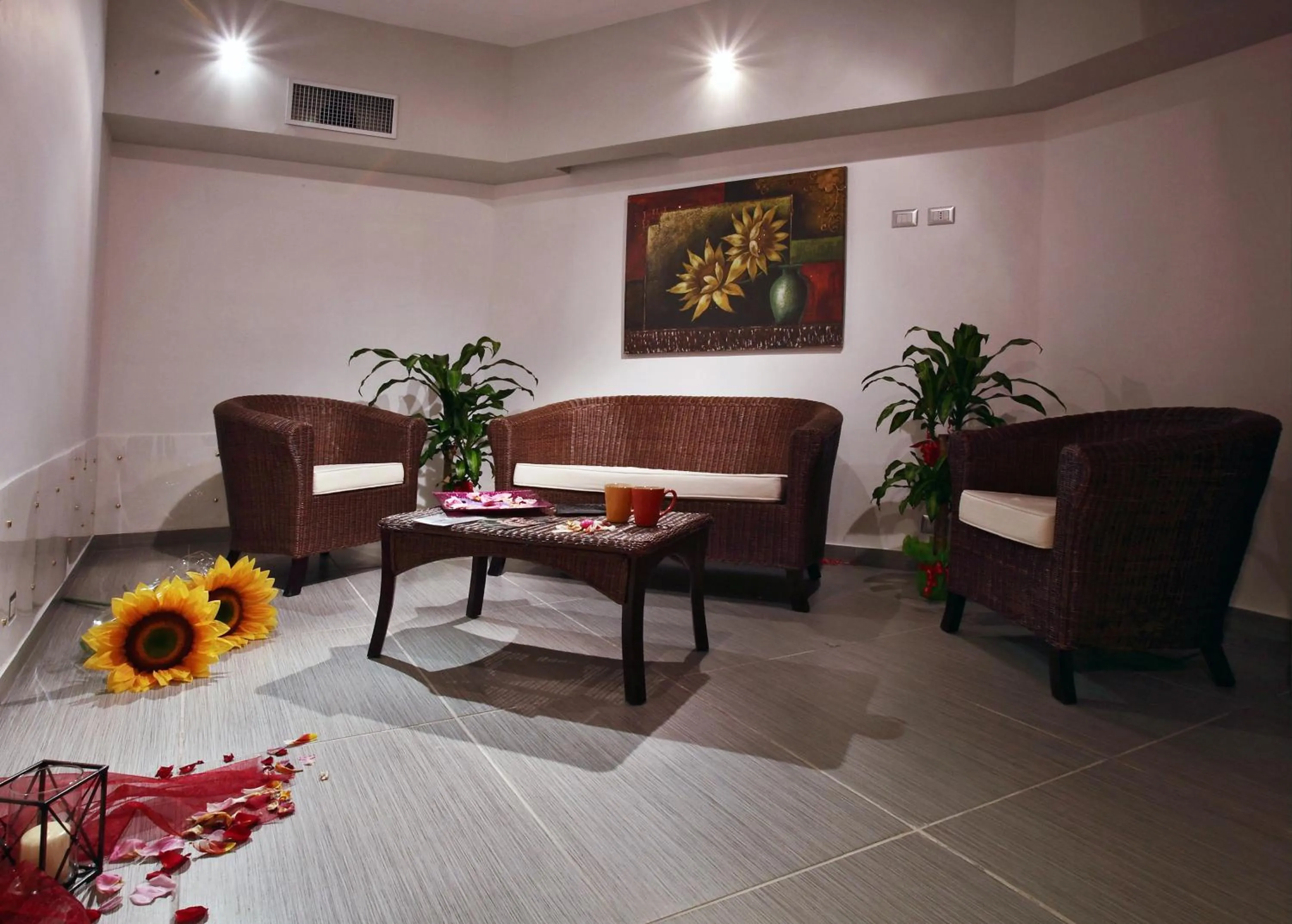 Communal lounge/ TV room in Tus'Hotel