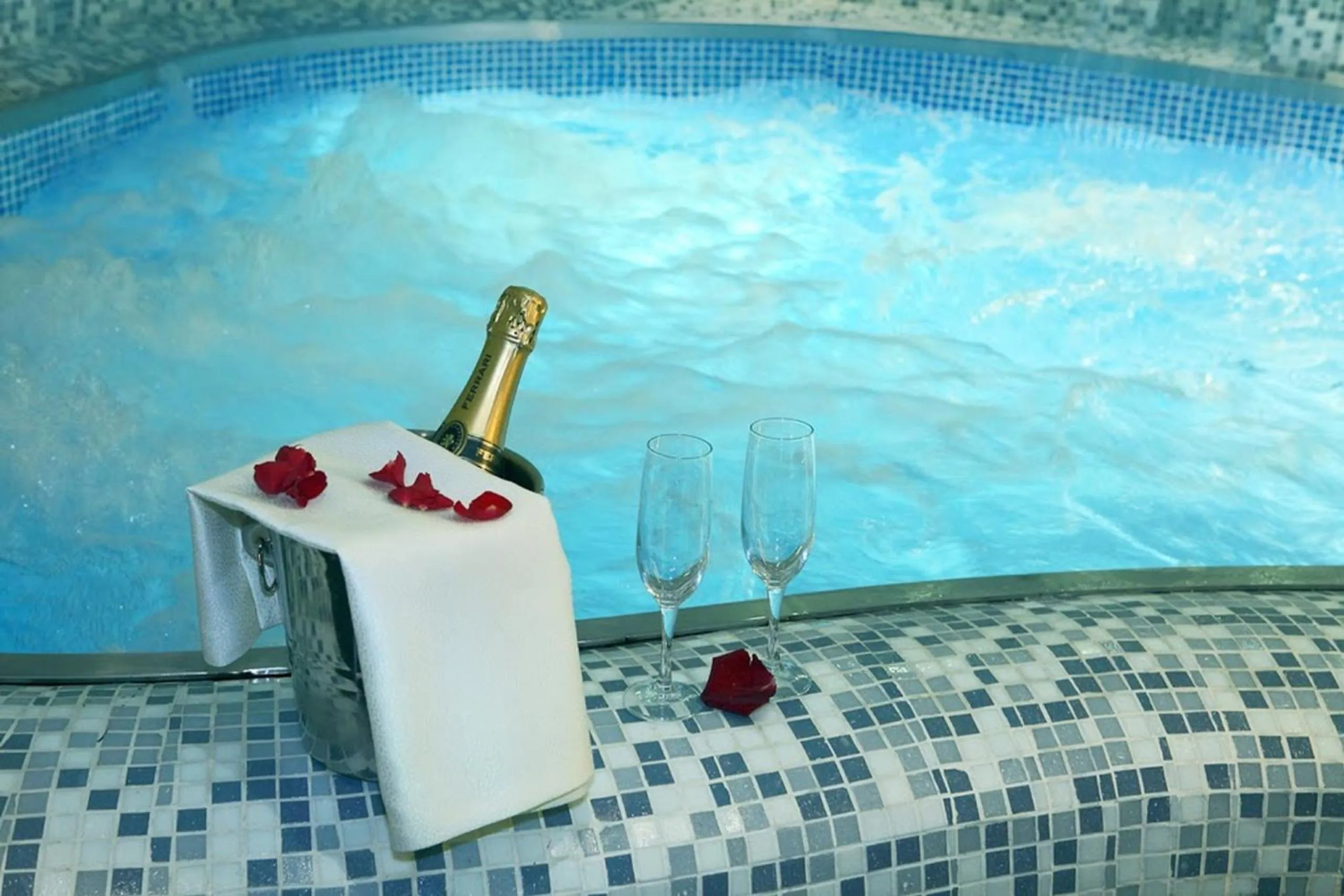 Hot Tub in Tus'Hotel