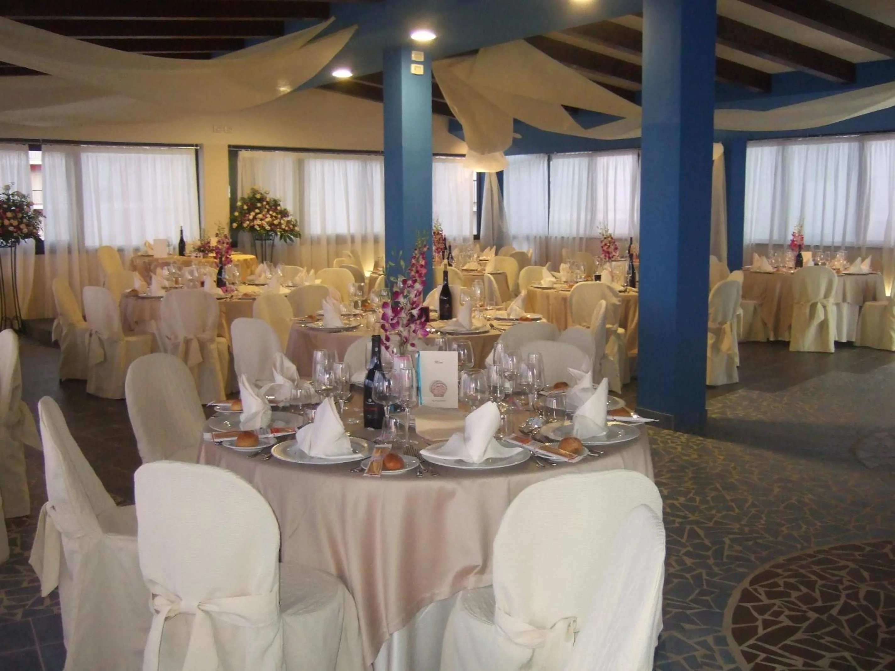 Restaurant/places to eat in Tus'Hotel