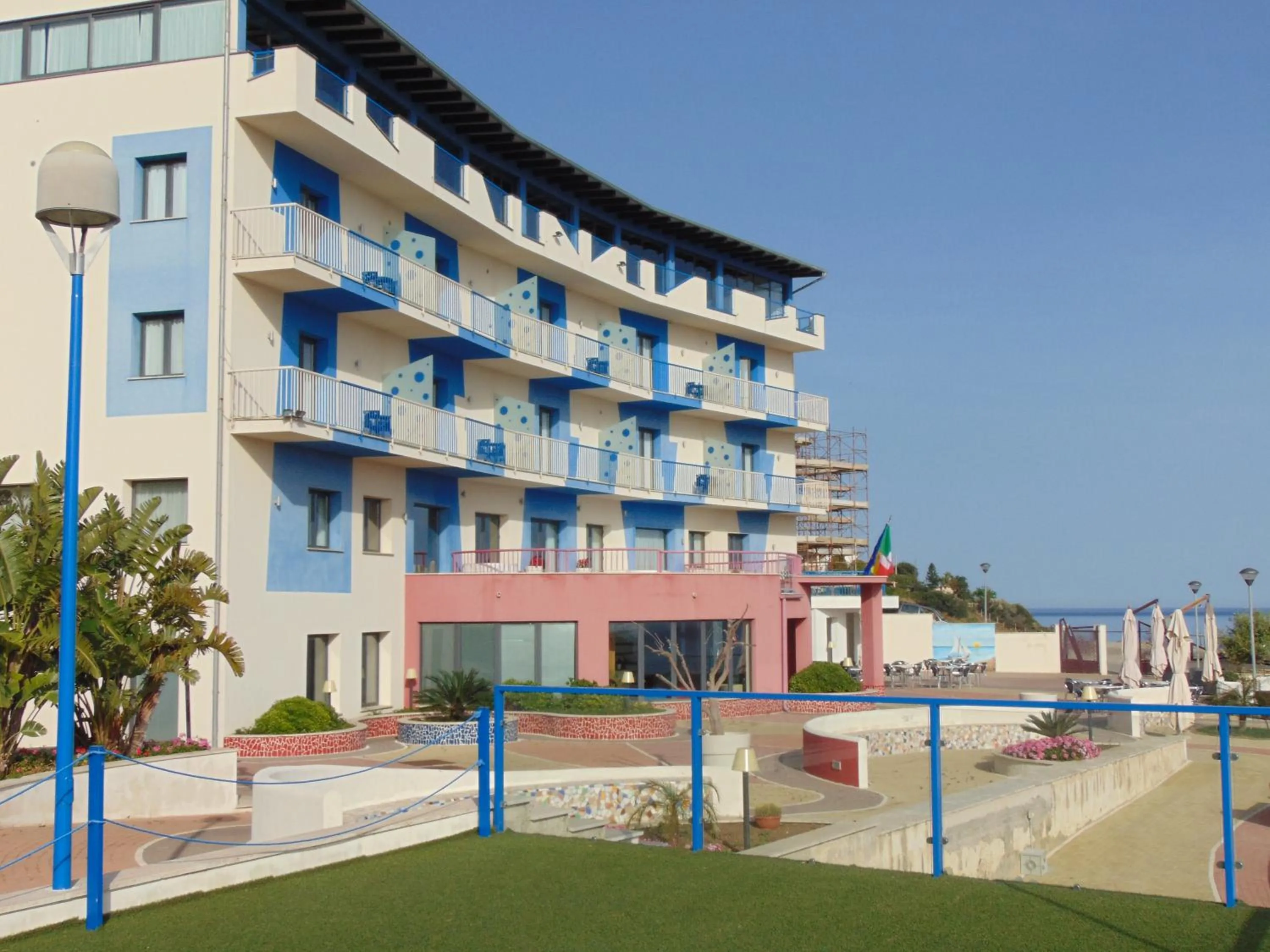 Facade/entrance in Tus'Hotel