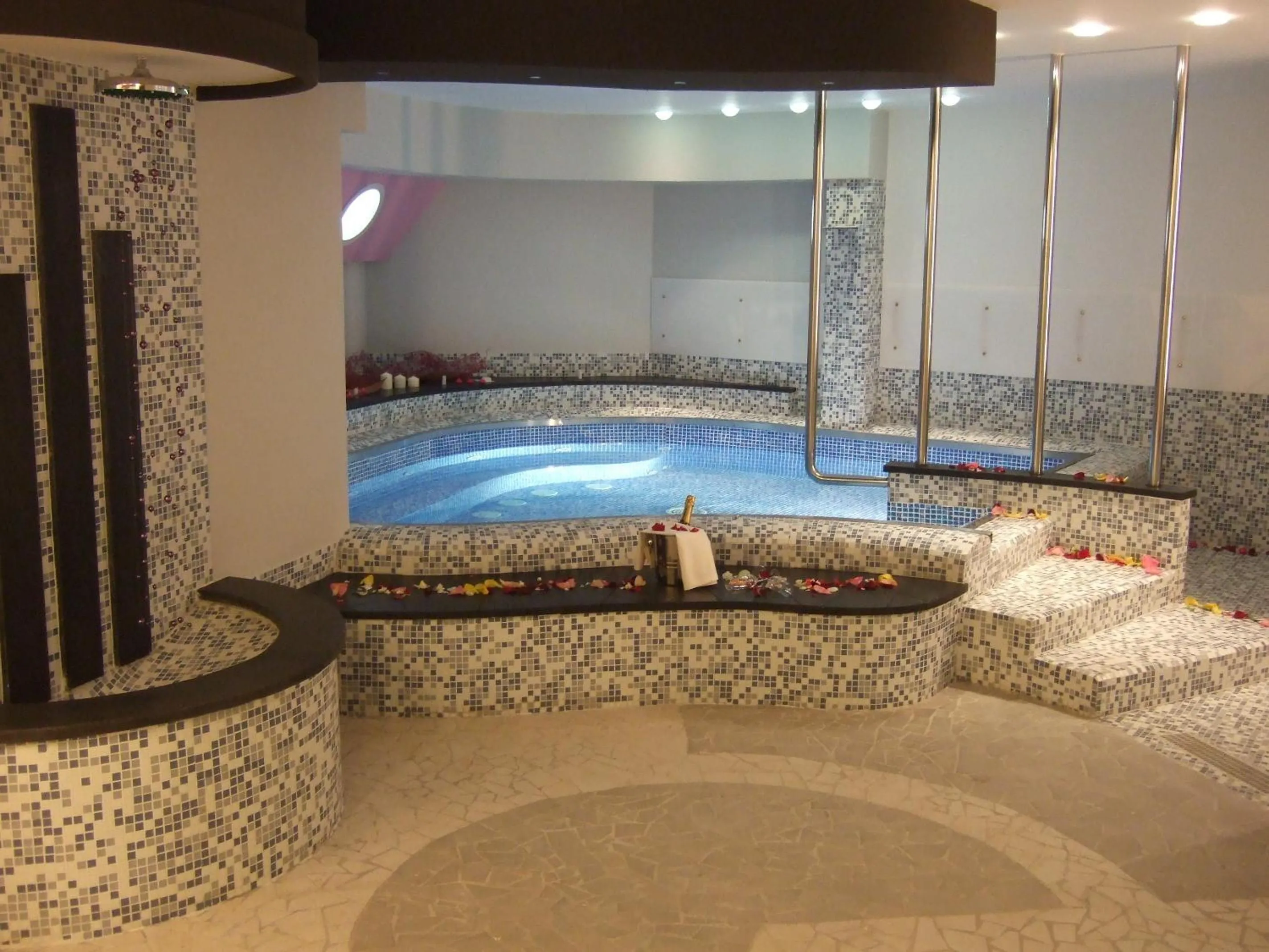 Hot Tub in Tus'Hotel