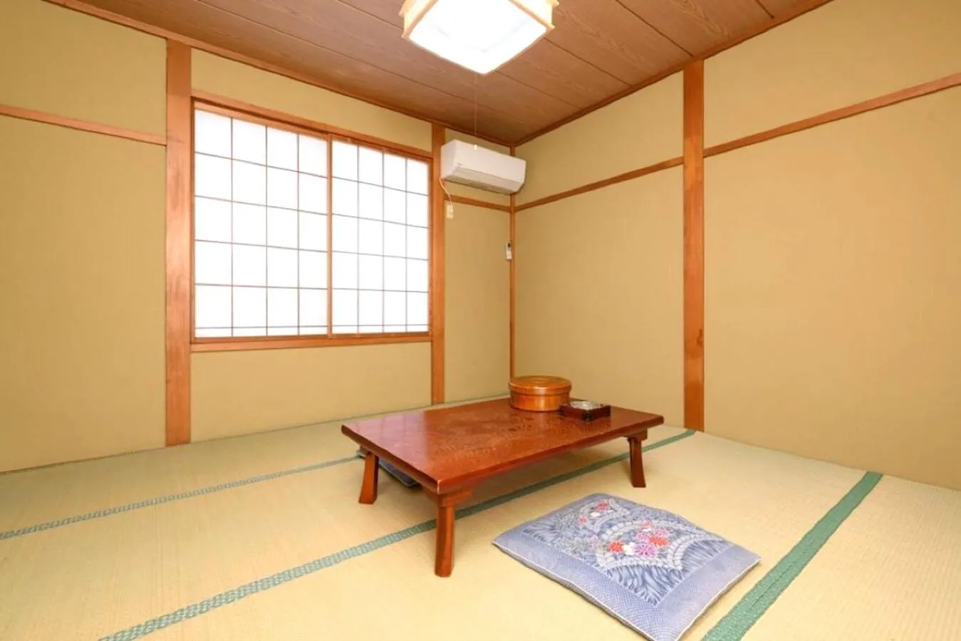 Photo of the whole room in Sado Ryosou Minato