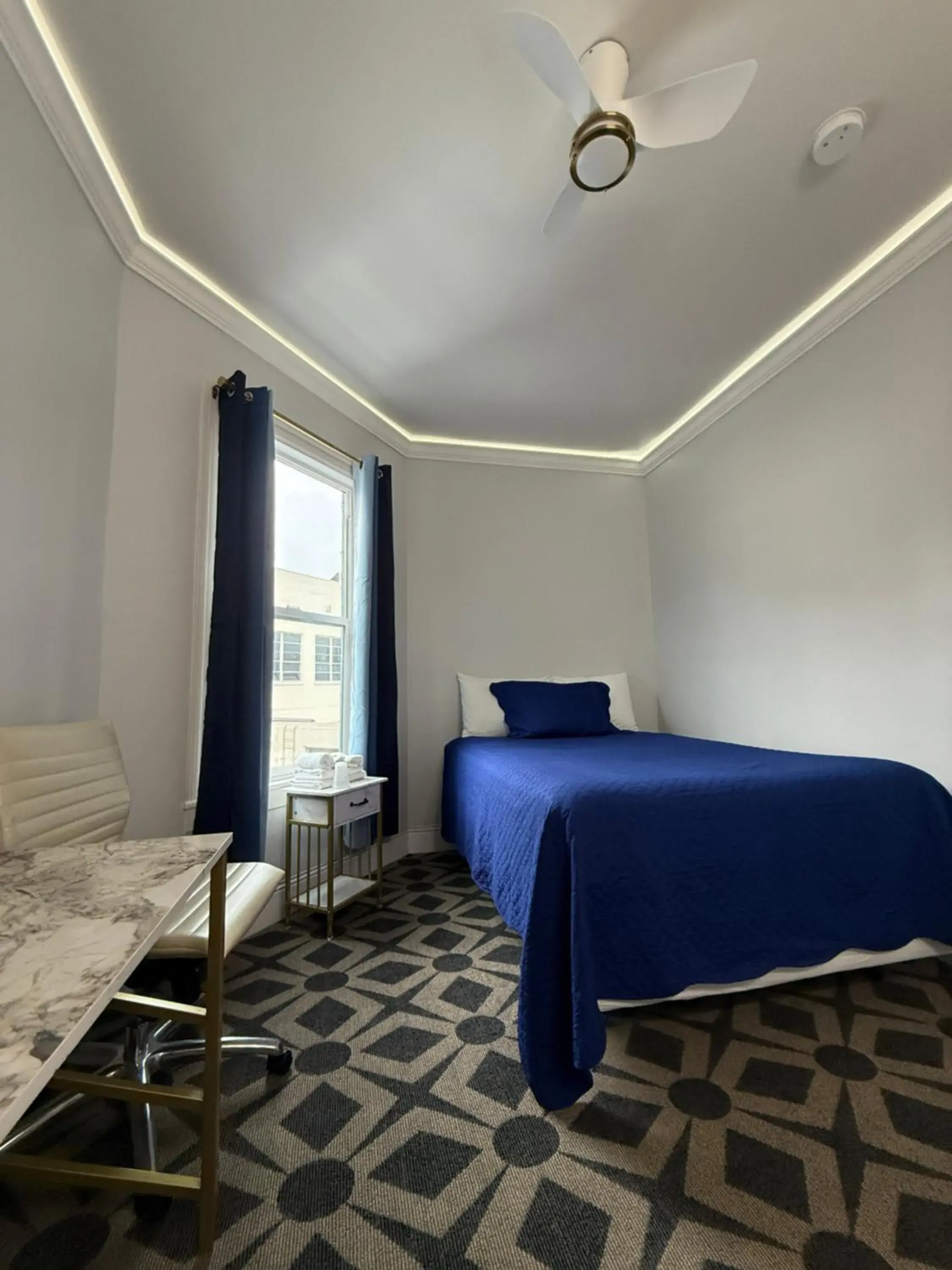 Single Room with Shared Bathroom in Twin Peaks Hotel Single Room with Shared Bathroom in Twin Peaks Hotel