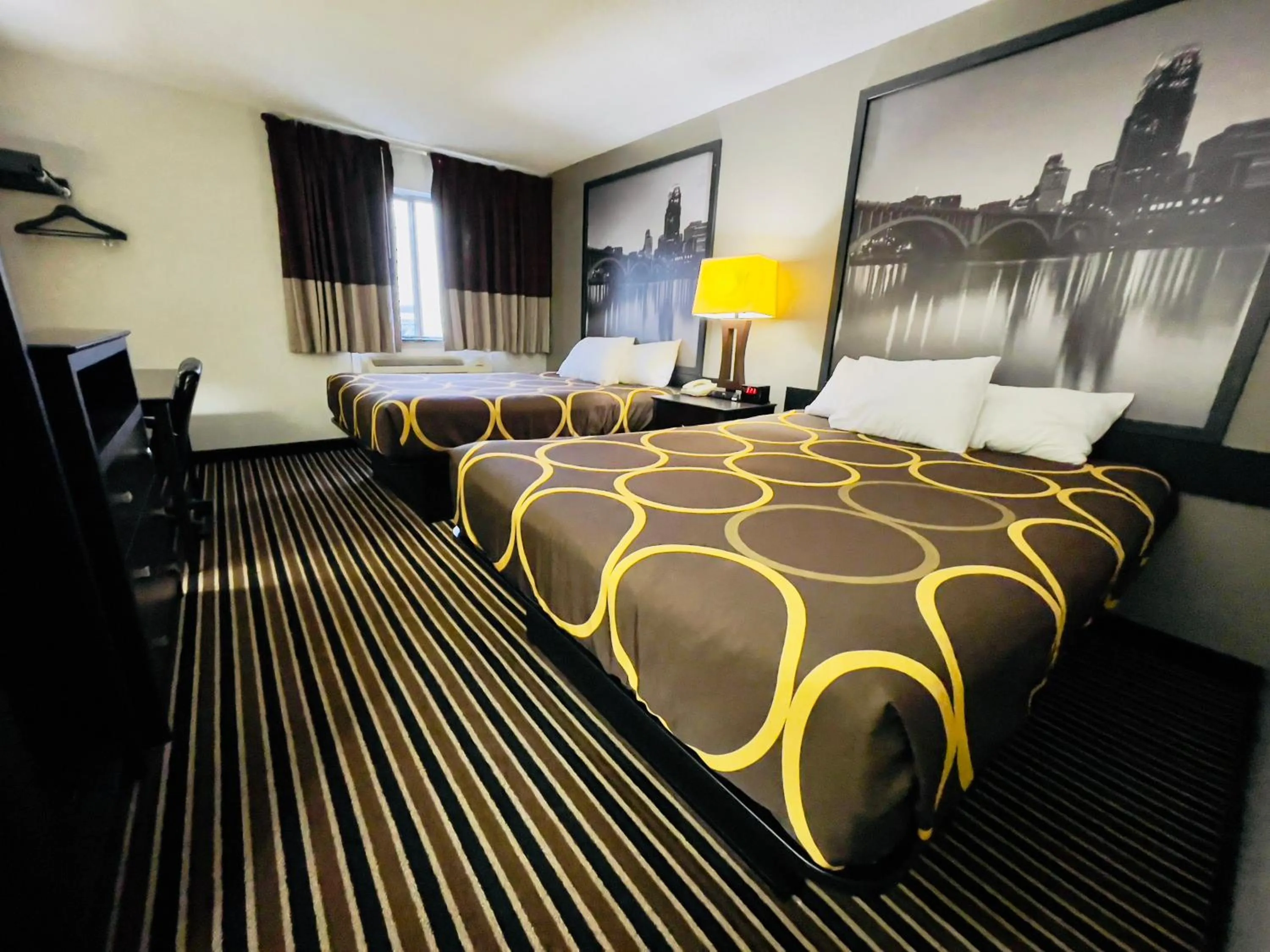 Bedroom, Bed in Super 8 by Wyndham Shakopee